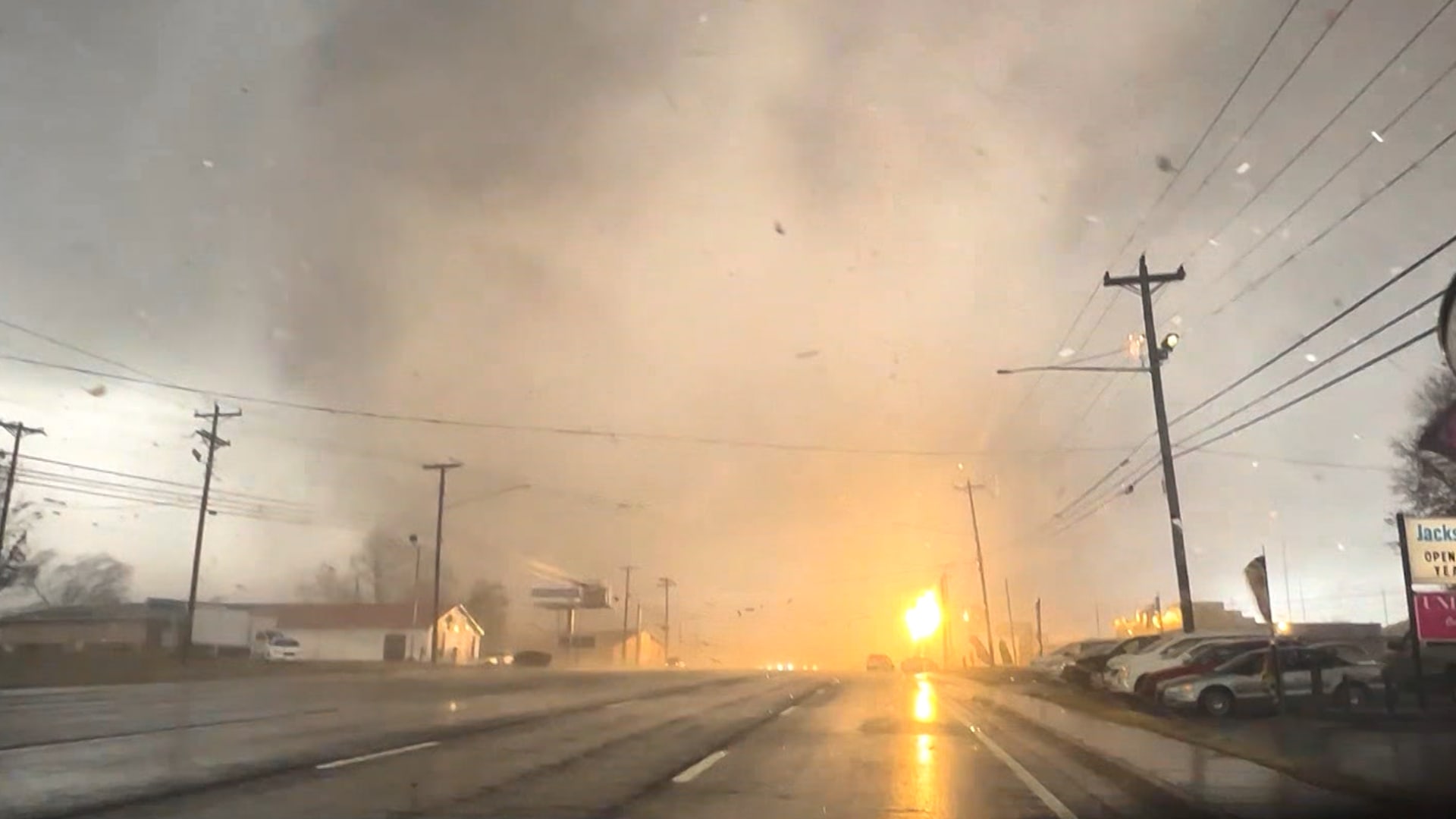 أعاصير مدمرة تضرب أمريكا.. وسائق يوثق ما حدث على طريق سريع