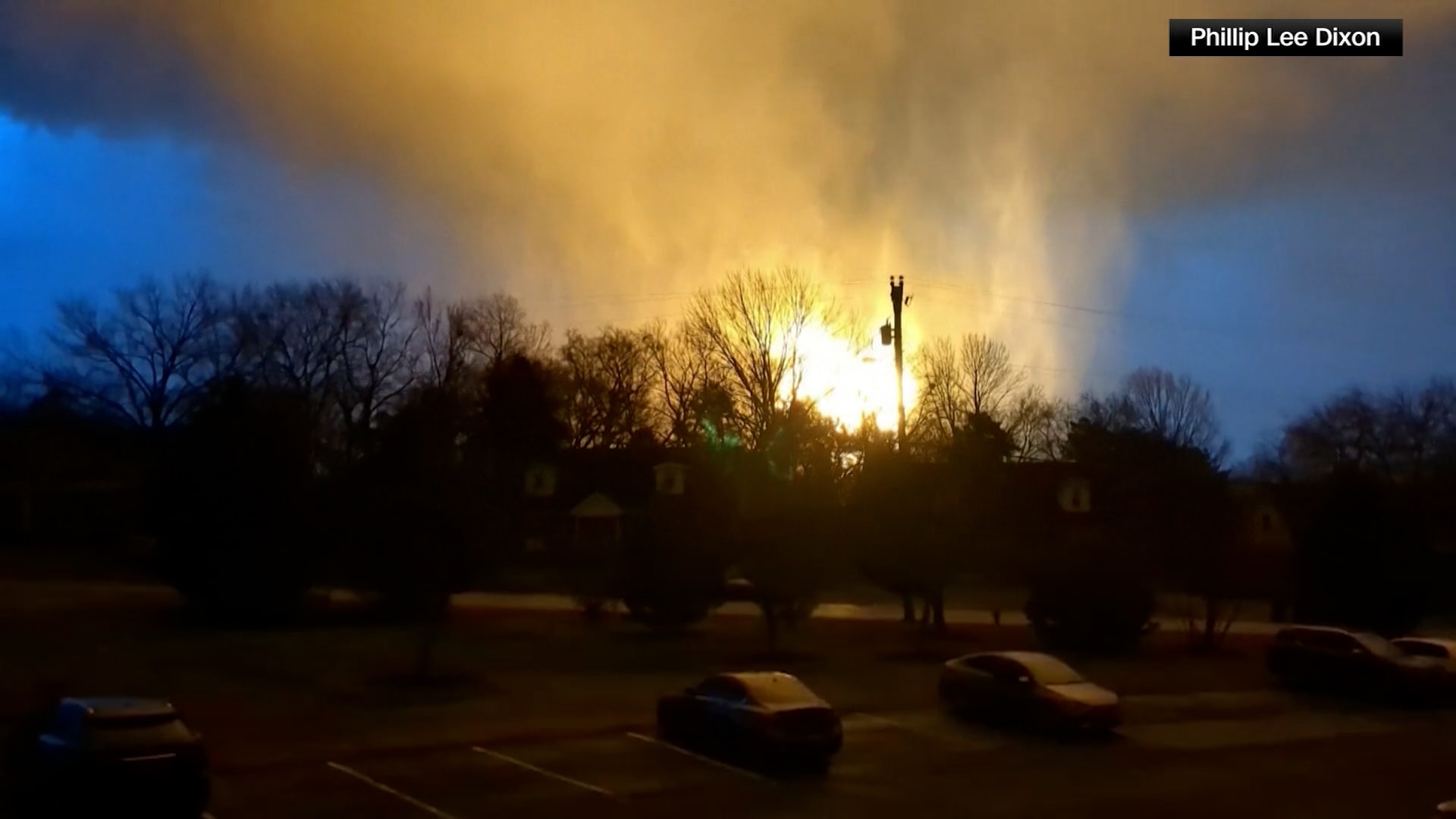 وميض كهربائي أعقبه انفجار هائل.. مقتل 6 أشخاص جراء أعاصير في أمريكا