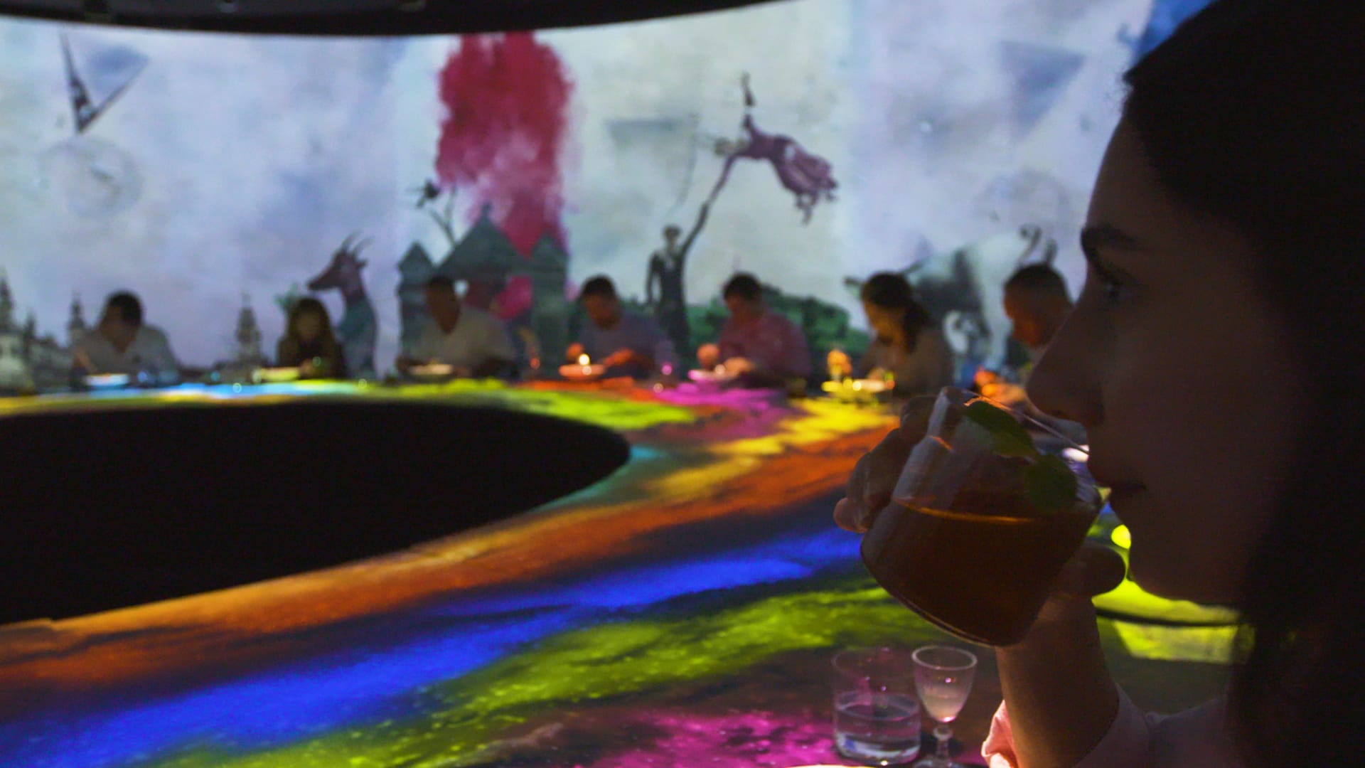 تجربة غامرة تجمع 20 شخصًا على طاولة واحدة في مسرح خاص بدبي.. ما سرّها؟ 1 تجربة غامرة تجمع 20 شخصًا على طاولة واحدة في مسرح خاص بدبي.. ما سرّها؟