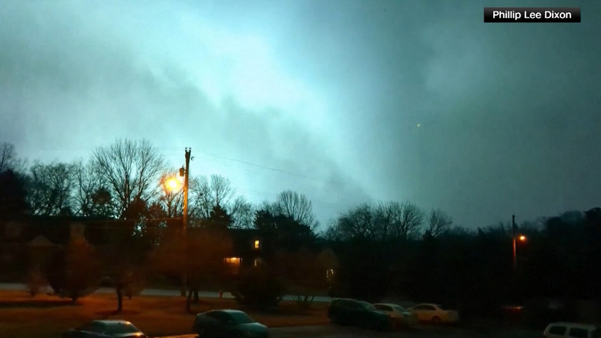 خلّف انفجارات ودمارًا واسعًا.. شاهد كيف اجتاح إعصار مميت ولاية في أمريكا