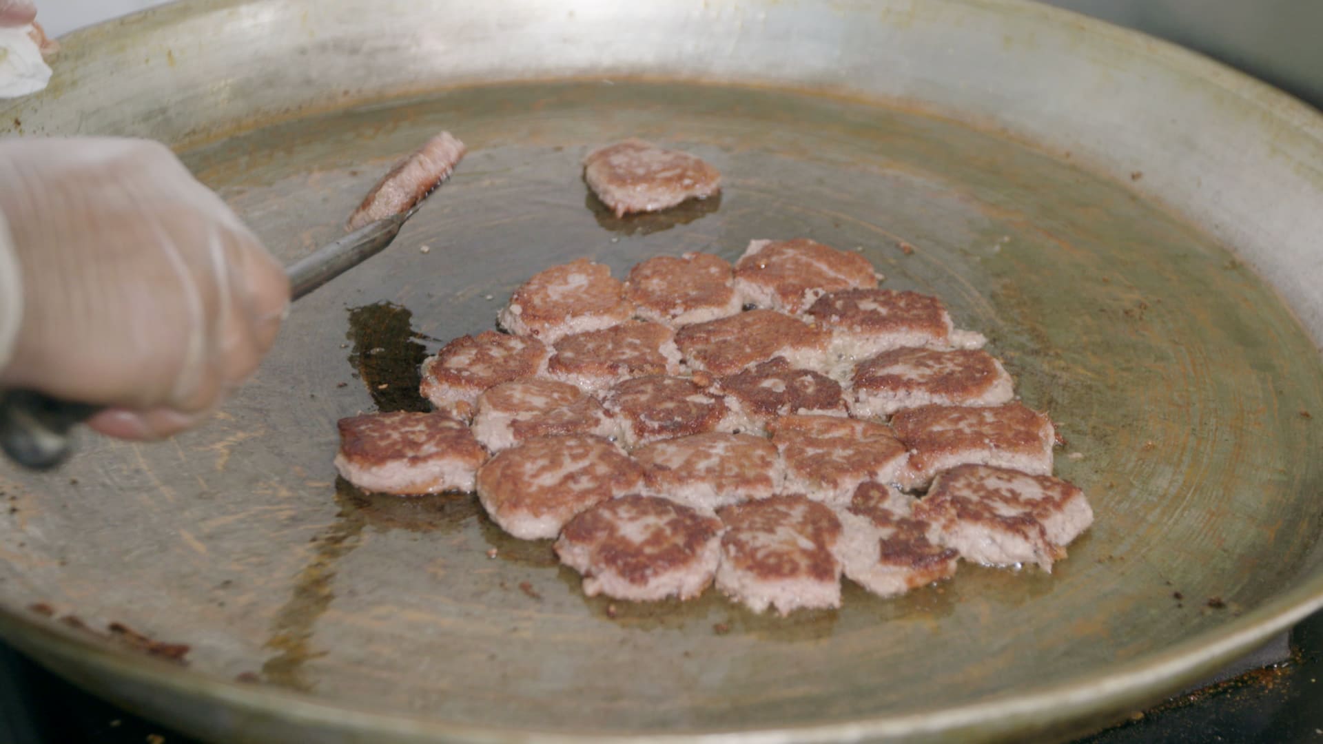 صنعه شخص من دون يد لشخص من دون أسنان.. ما قصة طبق الكباب هذا في دبي؟ 1 صنعه شخص من دون يد لشخص من دون أسنان.. ما قصة طبق الكباب هذا في دبي؟