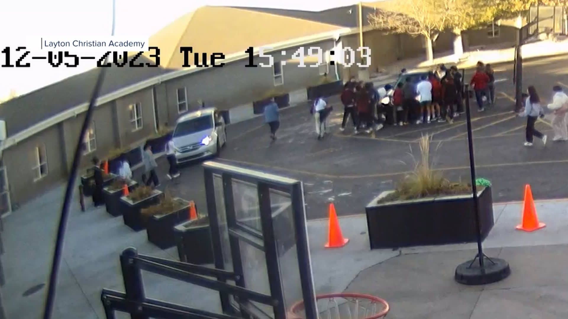 تعاون بطولي.. شاهد طلابًا "يرفعون سيارة" لإنقاذ عائلة دُهست بجانب مدرستهم 1 تعاون بطولي.. شاهد طلابًا "يرفعون سيارة" لإنقاذ عائلة دُهست بجانب مدرستهم