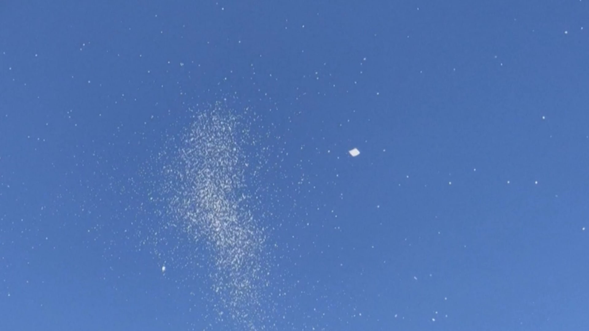 تحمل آية قرآنية ورموز QR وخريطة معقدة.. إسرائيل تُلقي منشورات على خان يونس 1 تحمل آية قرآنية ورموز QR وخريطة معقدة.. إسرائيل تُلقي منشورات على خان يونس