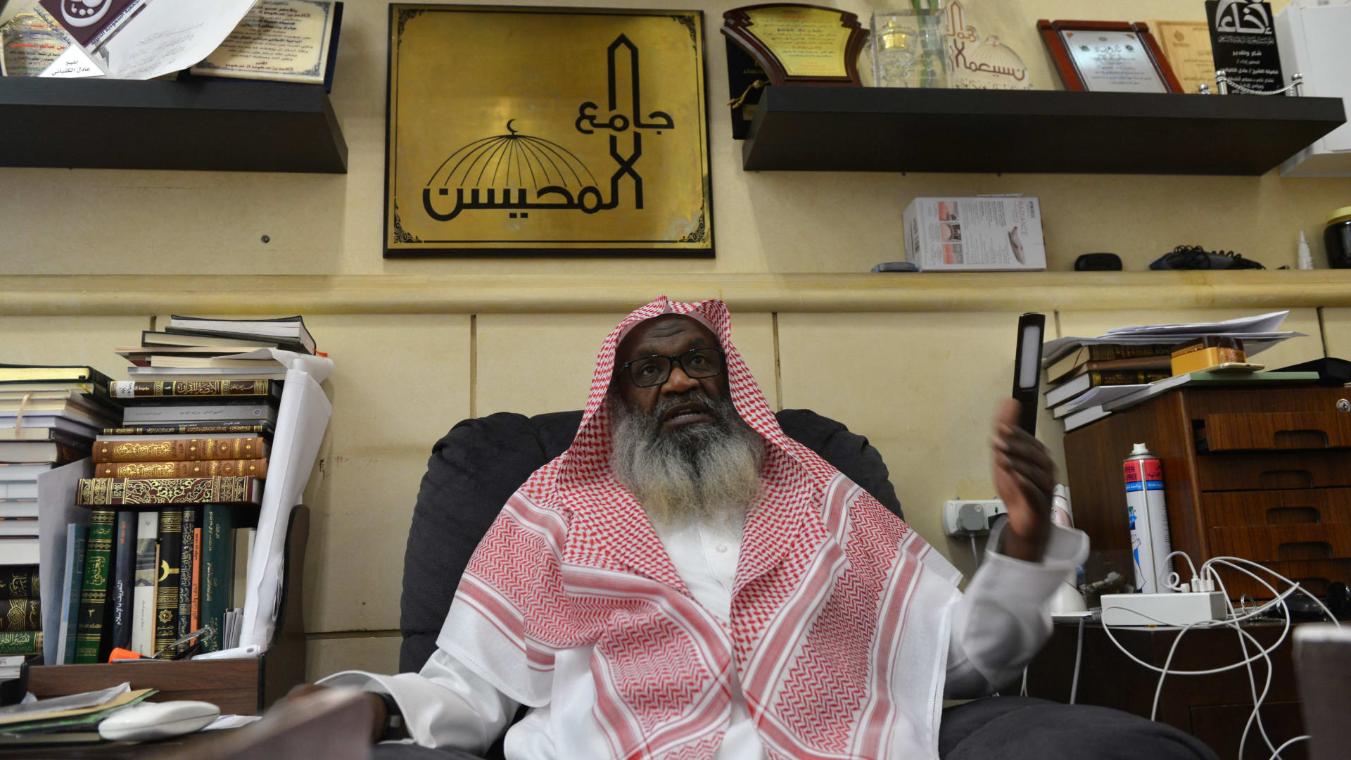 إمام الحرم المكي السابق عادل الكلباني يثير جدلًا برده على تدوينة وصفته بأنه "شيخ بلاط".. وهذا ما قاله عن "الخصومة"