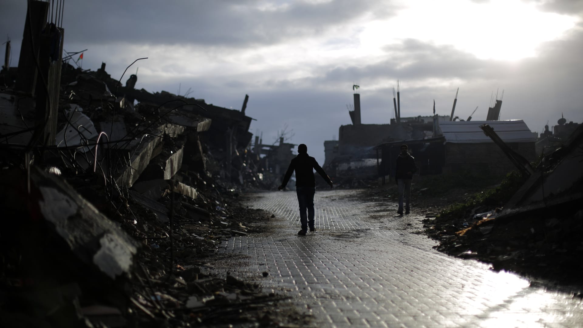 مراسلة CNN ترصد المأساة من داخل غزة: لمحة من نافذة على الجحيم