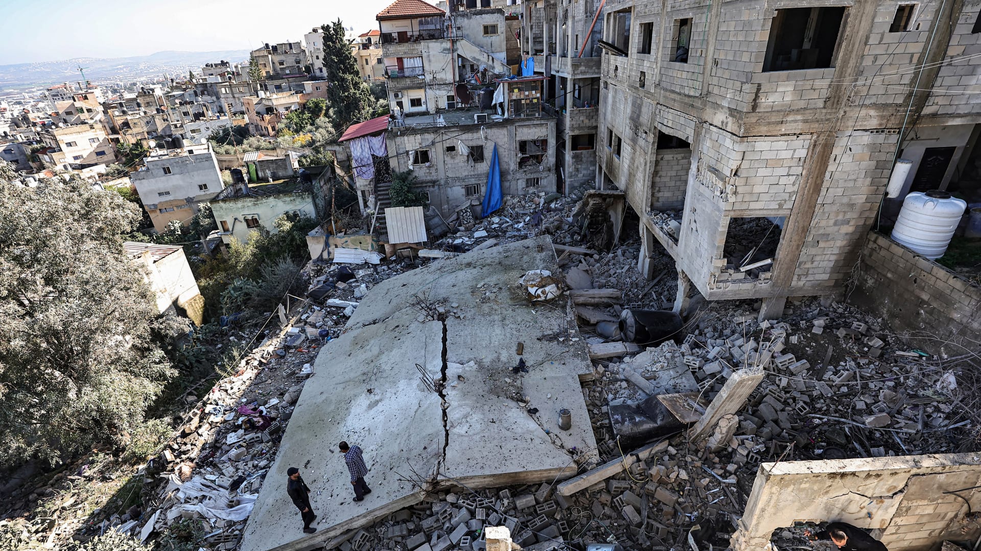 بايدن يرفض وقف إطلاق النار في غزة ويهدد متطرفي المستوطنين في الضفة الغربية