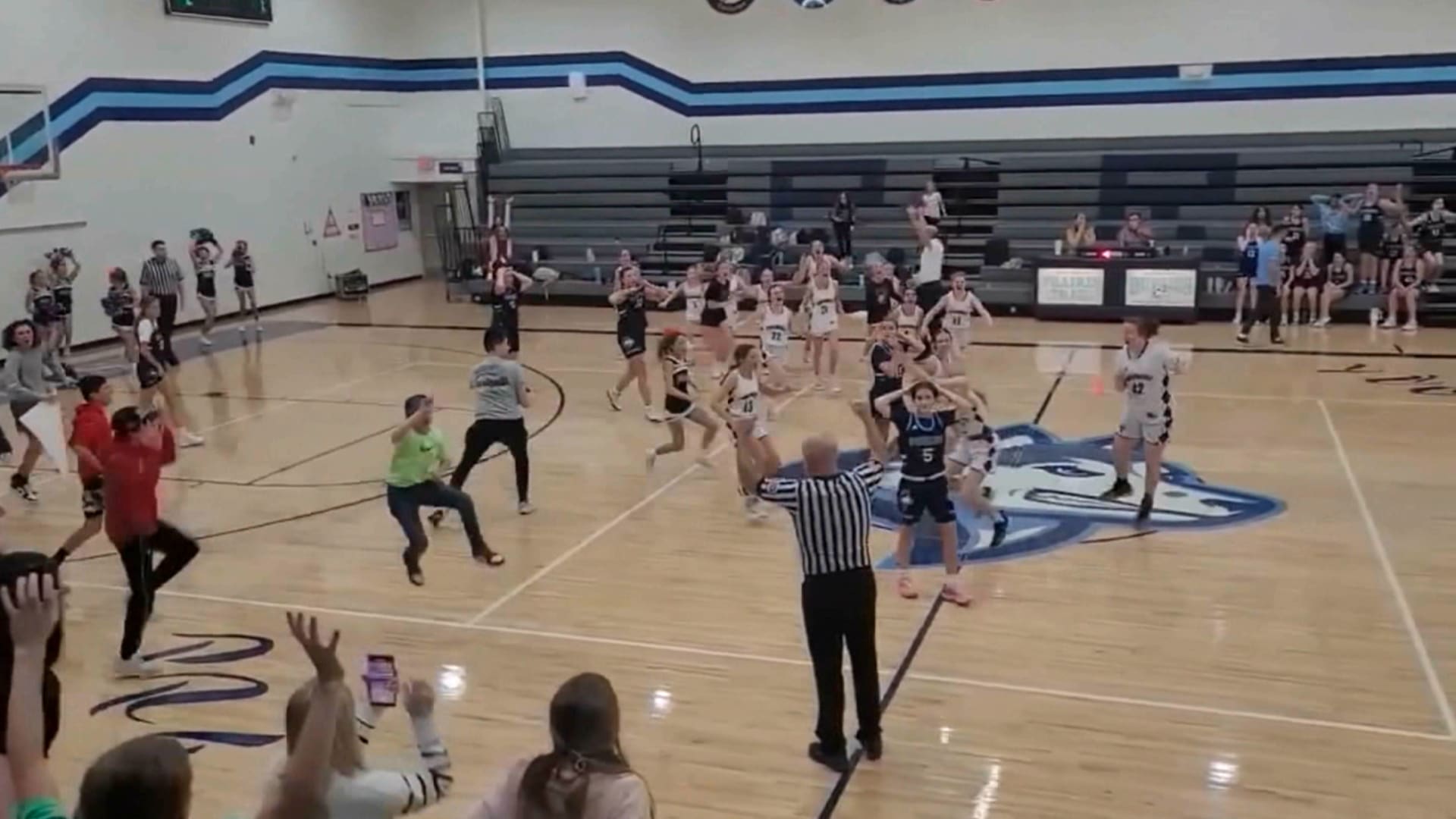 شاهد فتاة تحرز سلة الفوز بتسديدة من منتصف الملعب مع قرع جرس نهاية المباراة 1 شاهد فتاة تحرز سلة الفوز بتسديدة من منتصف الملعب مع قرع جرس نهاية المباراة