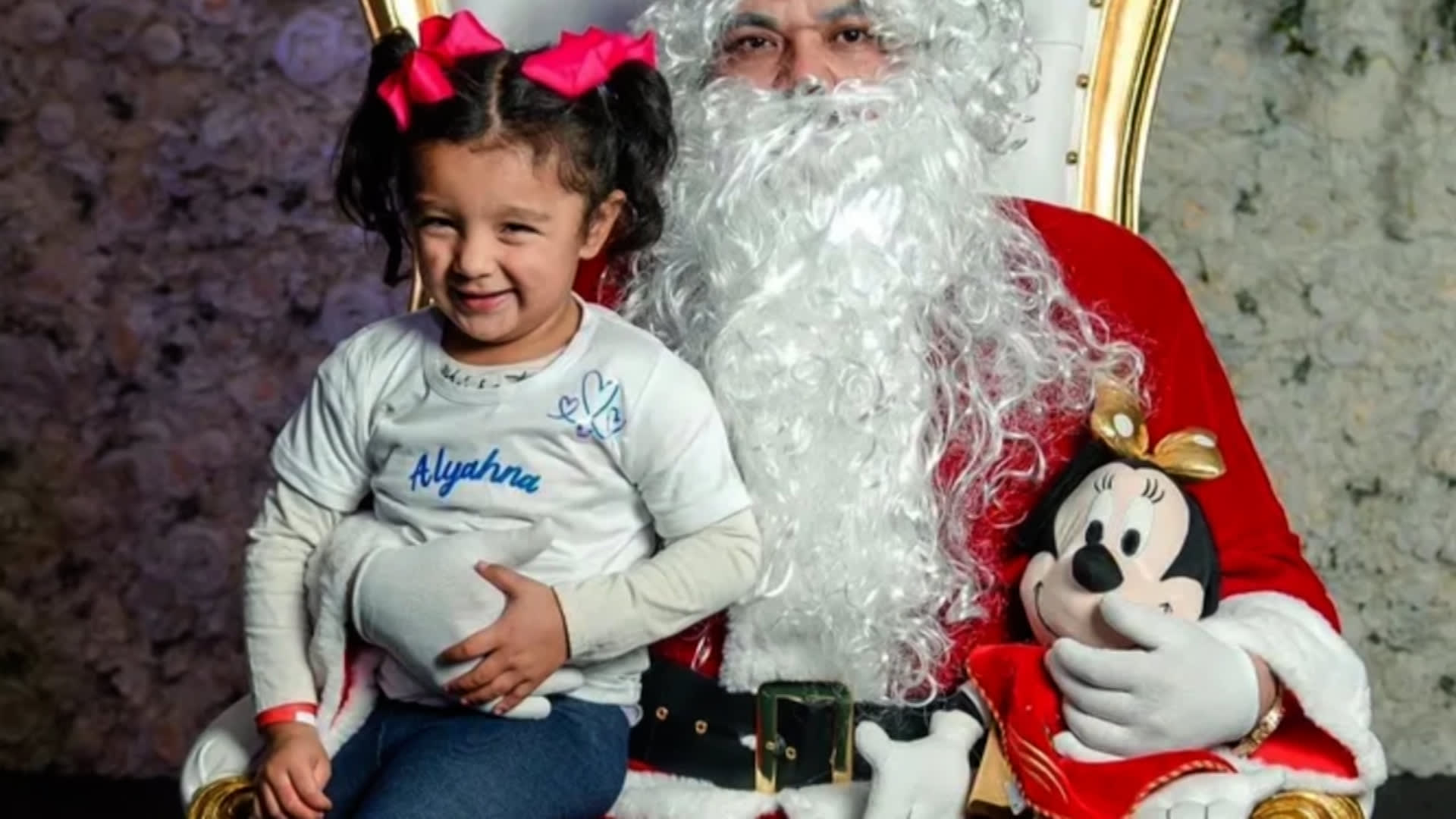 "بريئة ومرحة ومحبوبة".. طفلة بعمر 3 أعوام تصاب بالرصاص في غرفة نومها