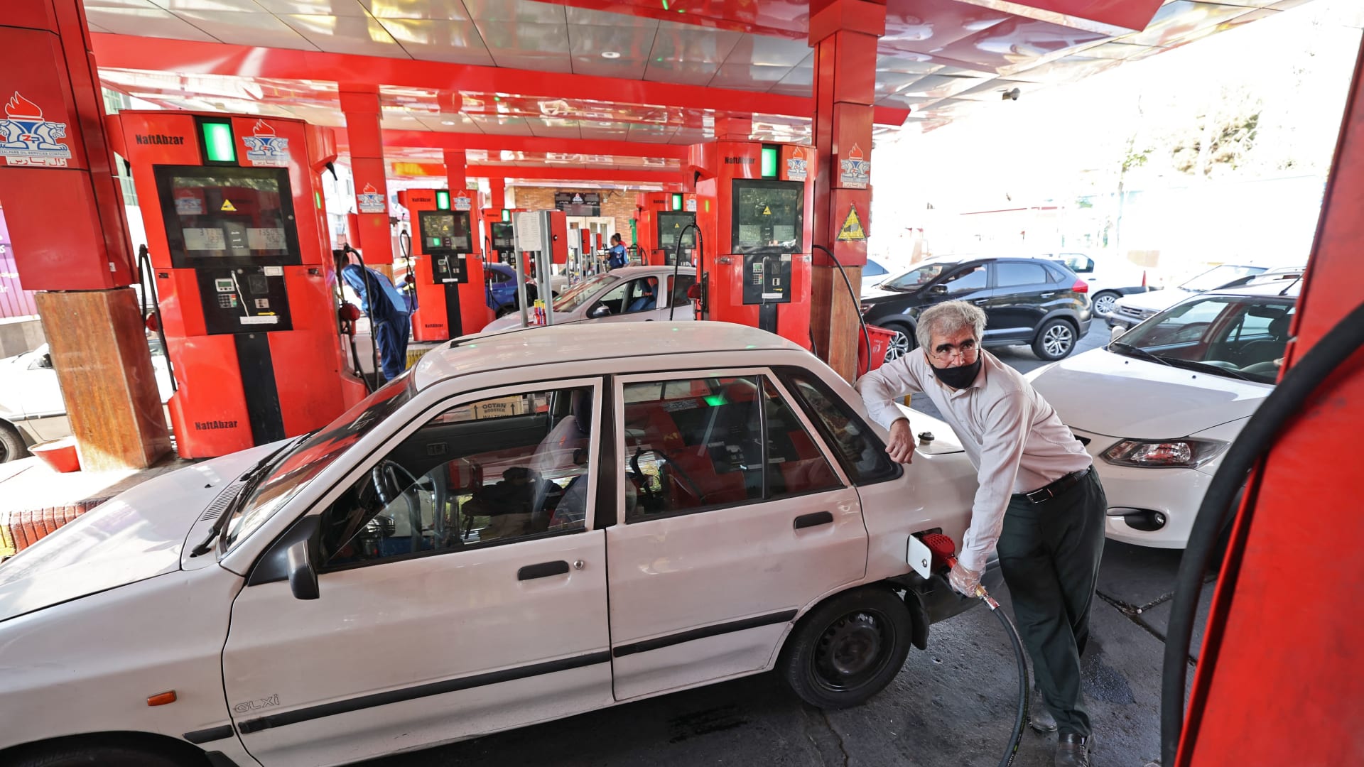 مسؤول إيراني: هجوم سيبراني يسبب خللا في محطات الوقود بمعظم أنحاء البلاد 4 مسؤول إيراني: هجوم سيبراني يسبب خللا في محطات الوقود بمعظم أنحاء البلاد