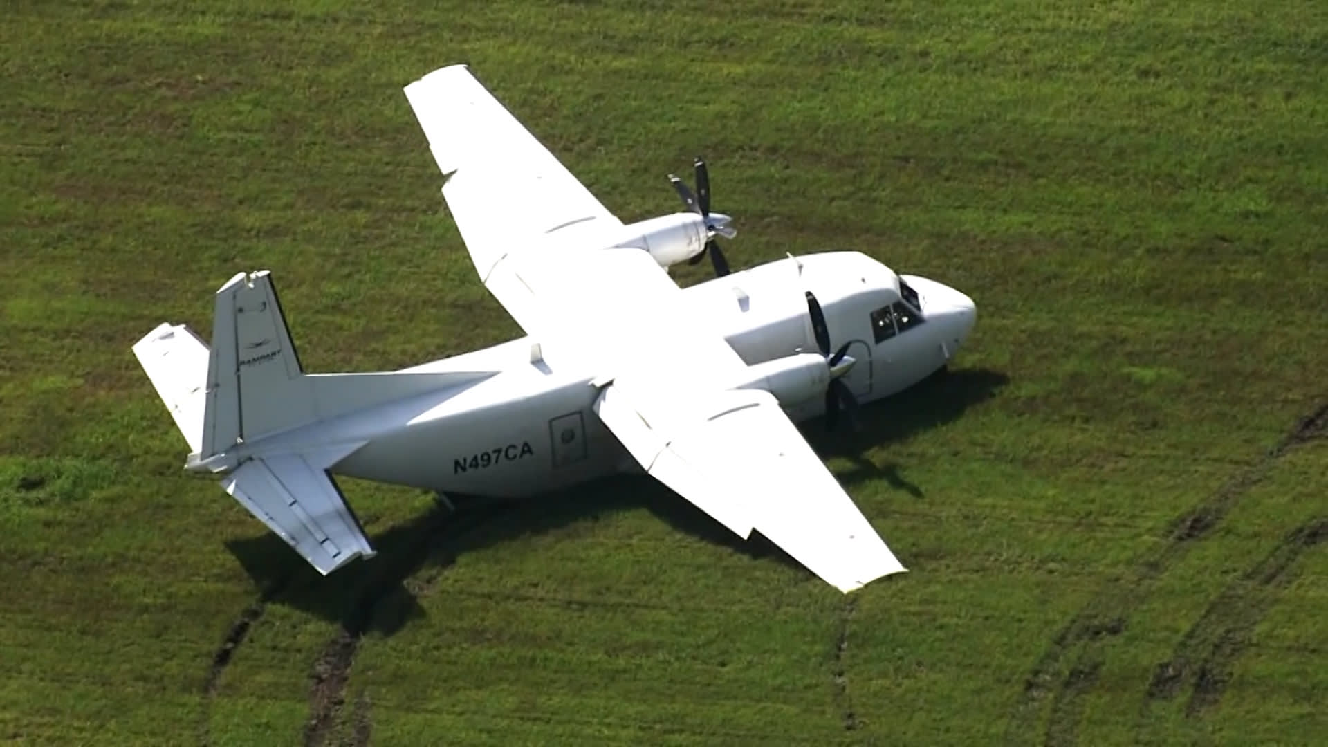 طيار مساعد يقفز من طائرة بسبب إتلاف جهاز الهبوط.. وآخر ما قاله: "أنا آسف" 1 طيار مساعد يقفز من طائرة بسبب إتلاف جهاز الهبوط.. وآخر ما قاله: "أنا آسف"