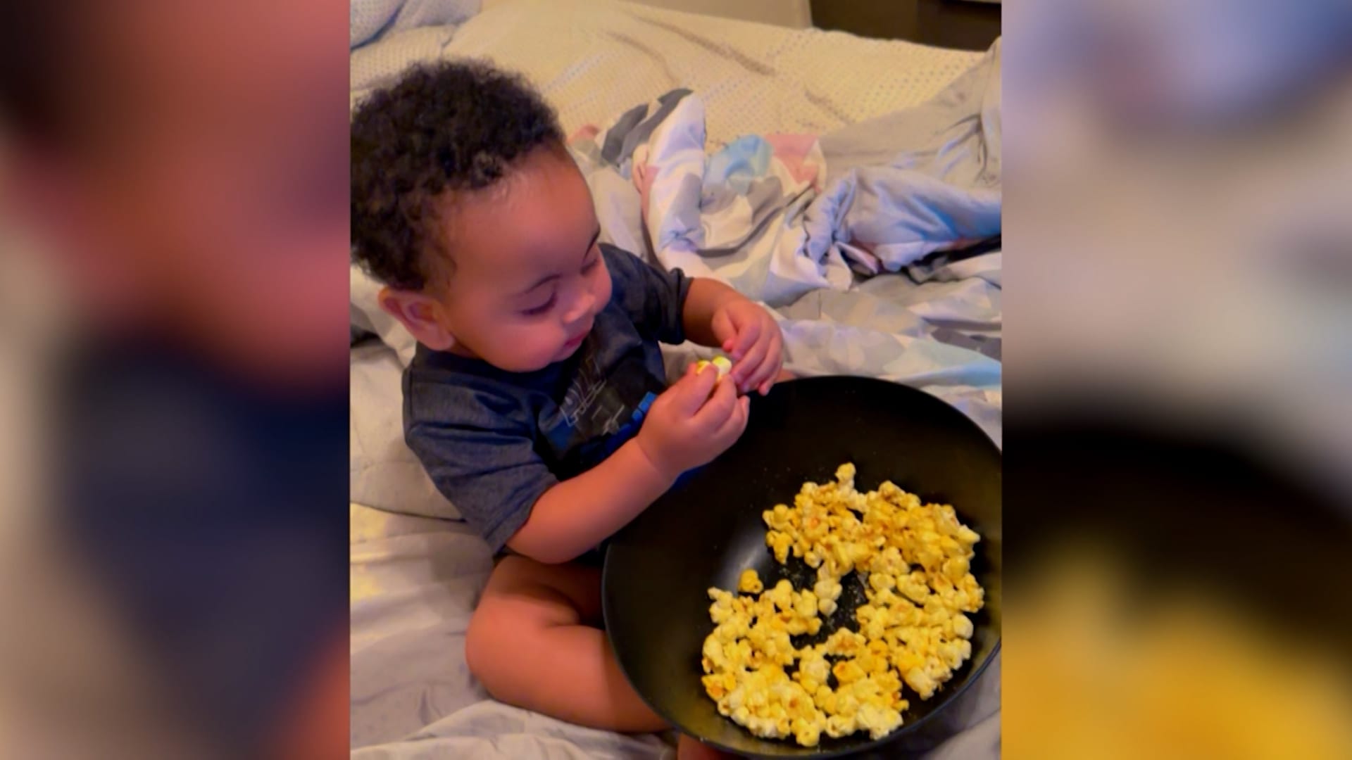 مقتل طفل بعمر عام واحد جراء أعيرة نارية.. وجدته: "أحبه الجميع بشدة" 5 مقتل طفل بعمر عام واحد جراء أعيرة نارية.. وجدته: "أحبه الجميع بشدة"