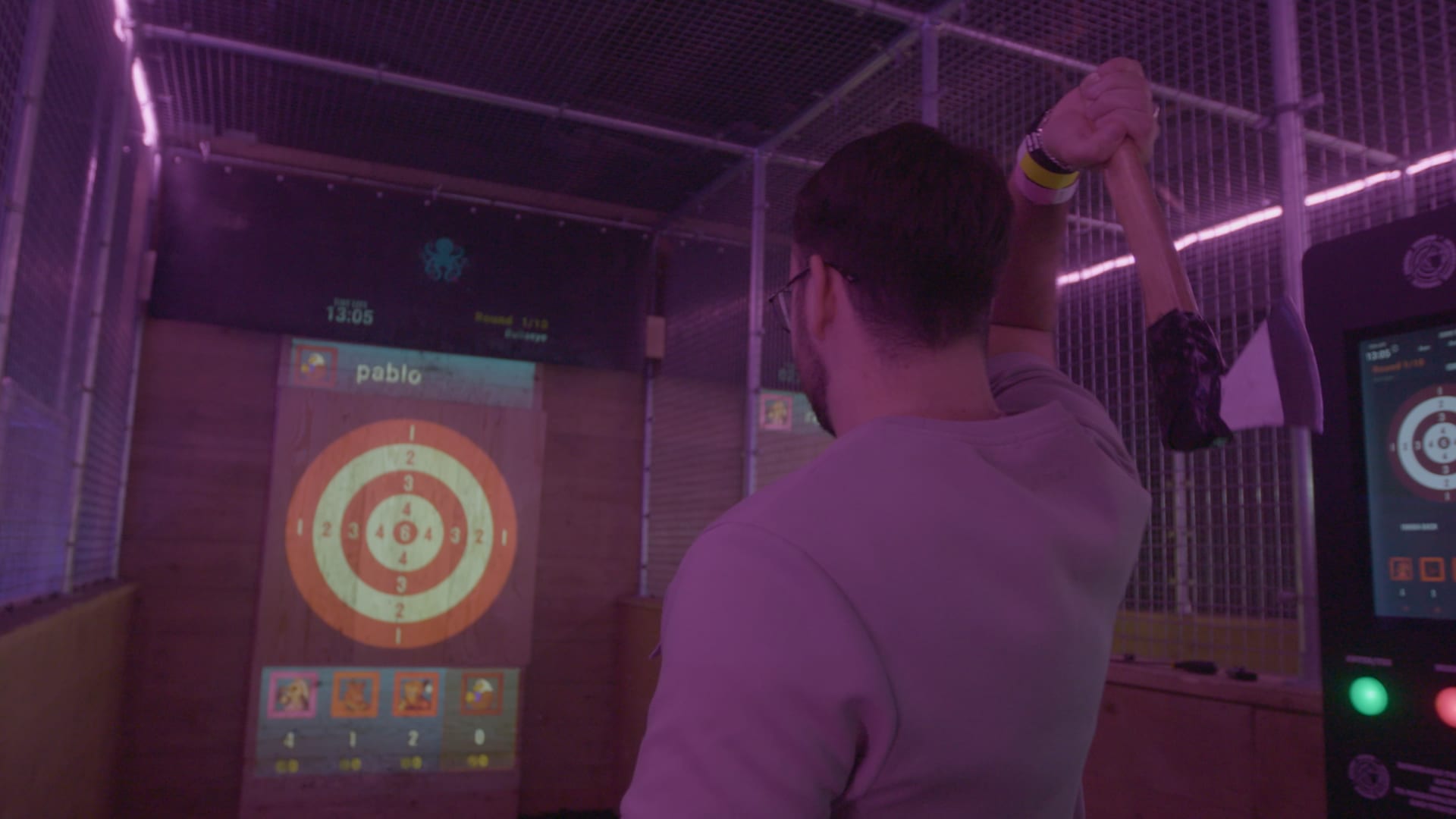 في دبي.. رواد حانة "يرمون الفؤوس" ليلًا بطاقة عالية