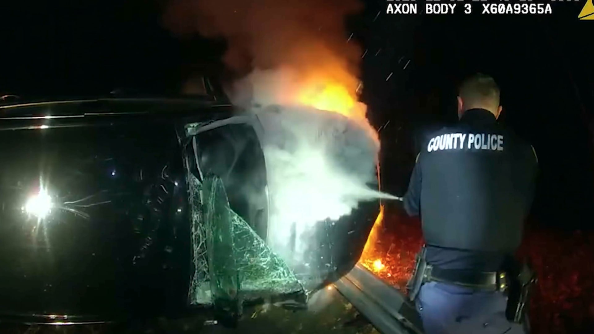 رشحوا لجائزة إنقاذ الحياة.. شاهد ضباط شرطة يسحبون مشتبها به من حطام سيارة محترقة 1 رشحوا لجائزة إنقاذ الحياة.. شاهد ضباط شرطة يسحبون مشتبها به من حطام سيارة محترقة