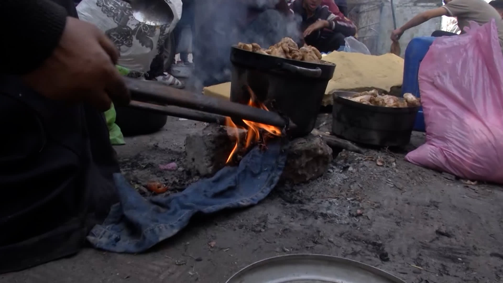 كأنها عادت إلى الماضي.. الجوع والبؤس ينتشران في غزة وسيدات يستخدمن الملابس لإشعال نار الطبخ 1 كأنها عادت إلى الماضي.. الجوع والبؤس ينتشران في غزة وسيدات يستخدمن الملابس لإشعال نار الطبخ