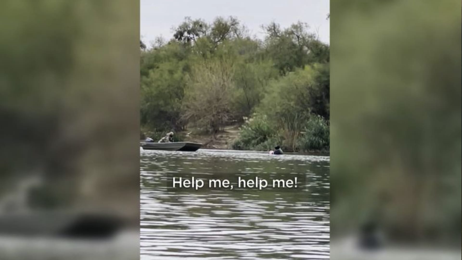 خائفة وتتوسل المساعدة.. أم وطفلها معرضان للغرق في نهر وجنود في قارب يشاهدونهما دون حراك 1 خائفة وتتوسل المساعدة.. أم وطفلها معرضان للغرق في نهر وجنود في قارب يشاهدونهما دون حراك