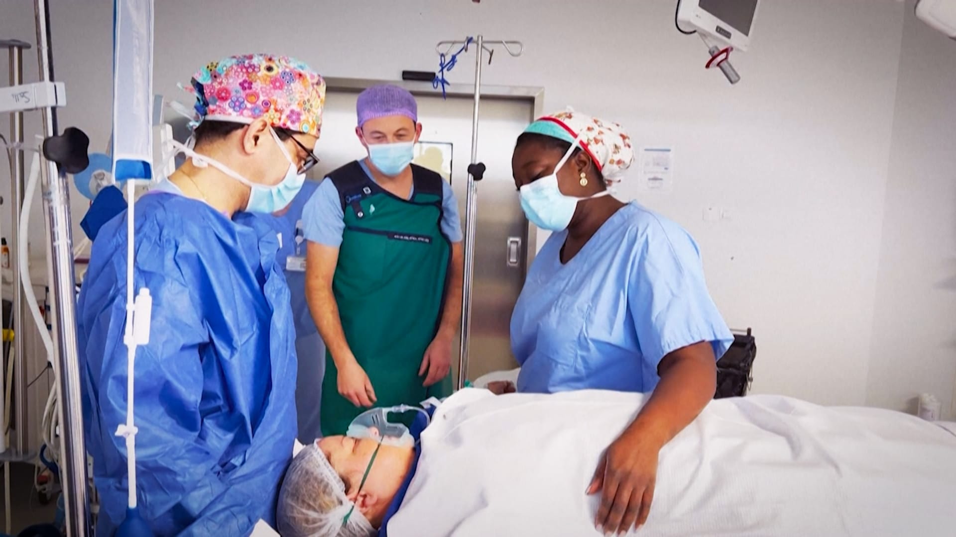 أمر غير مألوف.. شاهد ما قامت به جرّاحة لتهدئة مريضتها في غرفة العمليات 1 أمر غير مألوف.. شاهد ما قامت به جرّاحة لتهدئة مريضتها في غرفة العمليات