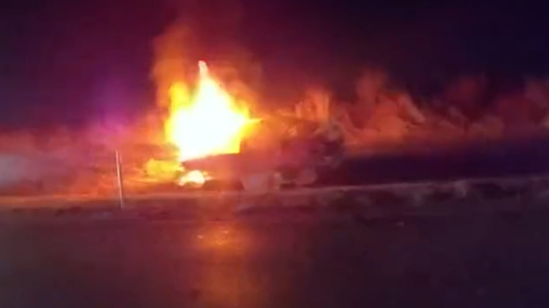 "لا تتركني رجاء".. شاهد اللحظة الدرامية لإنقاذ امرأة من سيارة تلتهمها النيران 1 "لا تتركني رجاء".. شاهد اللحظة الدرامية لإنقاذ امرأة من سيارة تلتهمها النيران