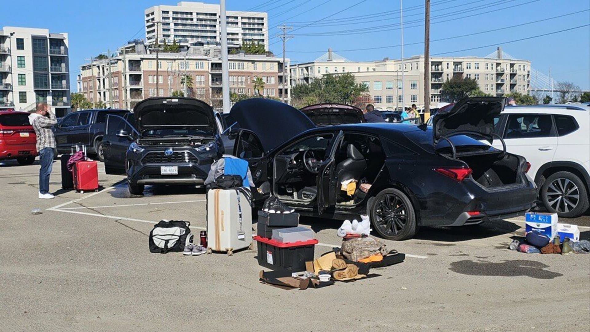 بعد العودة من رحلة بحرية.. مسافرون يُفاجئون بسياراتهم المتضررة من الفيضانات