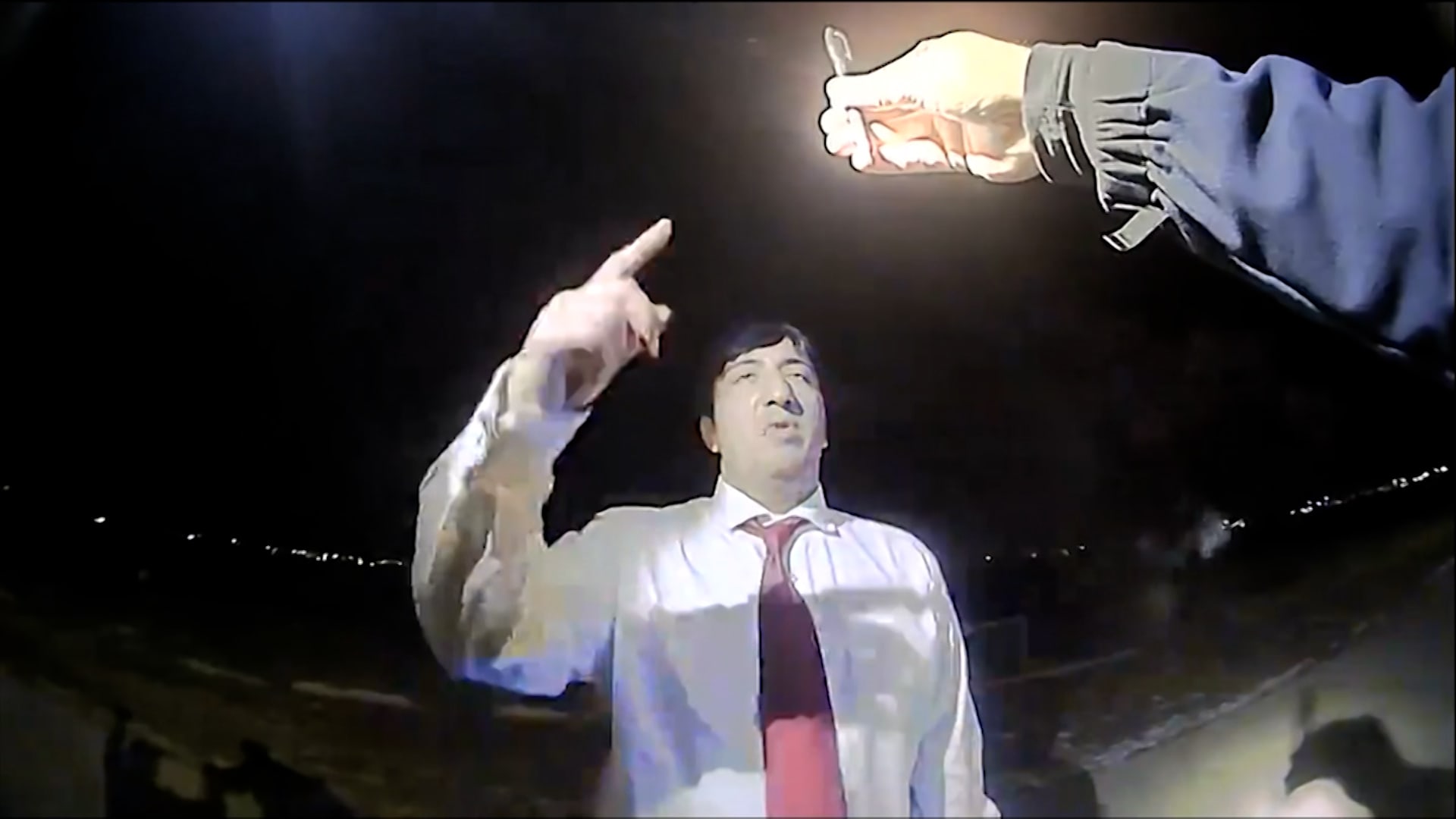 تلفظ بكلمات عنصرية.. شاهد ما قاله مشرع أمريكي لضابطين أثناء اعتقاله للاشتباه بأنه مخمور