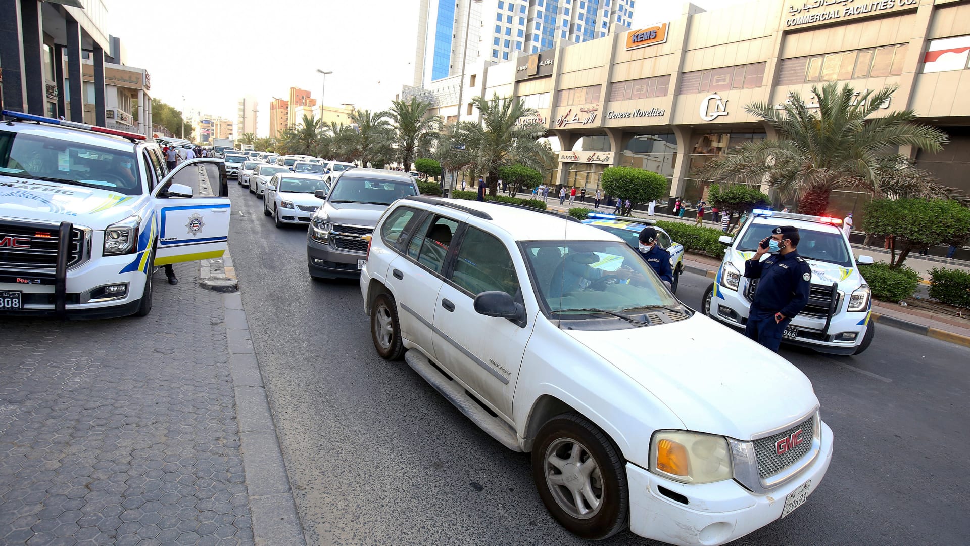 داخلية الكويت تكشف إجراءاتها بشأن واقعة التعدي على رجال الأمن 1 داخلية الكويت تكشف إجراءاتها بشأن واقعة التعدي على رجال الأمن