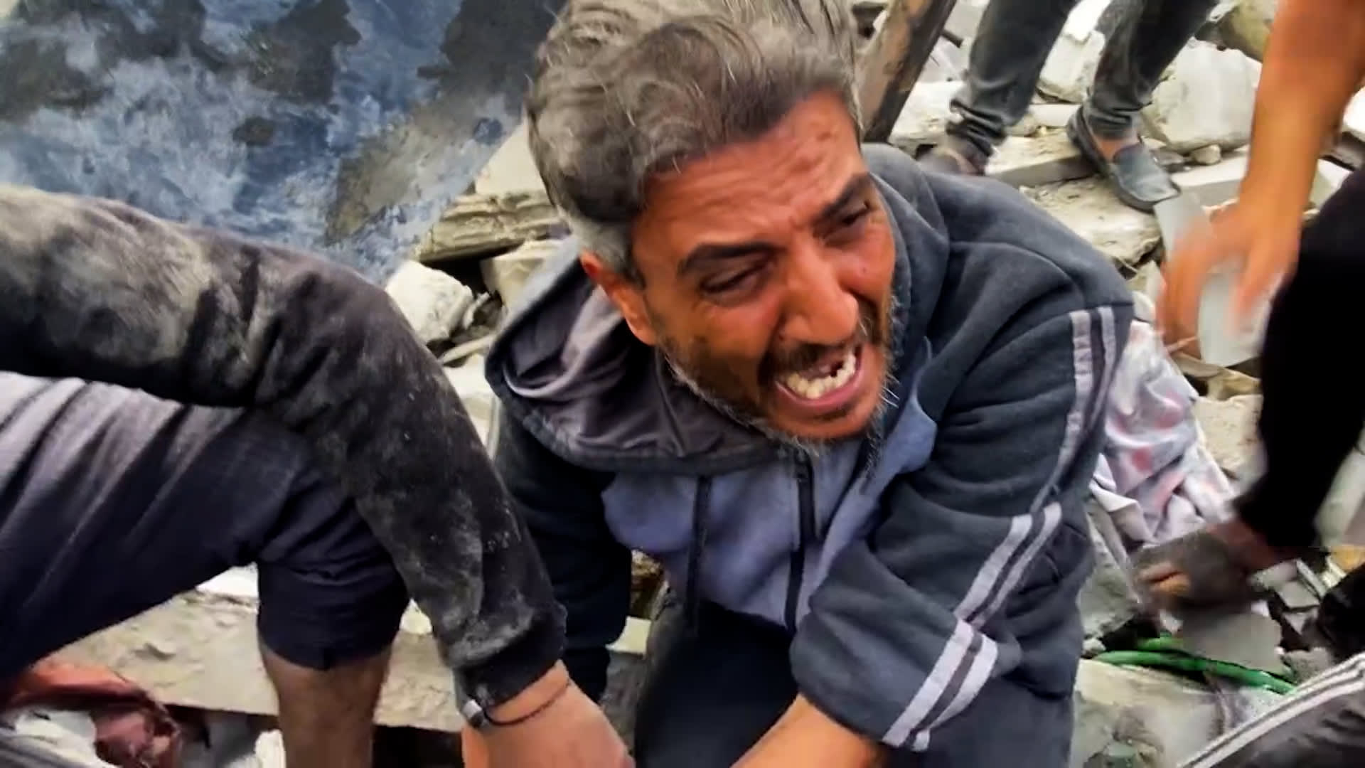 استمع إلى ما تقوله عائلات في غزة فقدت كل شيء وسط تصاعد عمليات إسرائيل في القطاع 3 استمع إلى ما تقوله عائلات في غزة فقدت كل شيء وسط تصاعد عمليات إسرائيل في القطاع