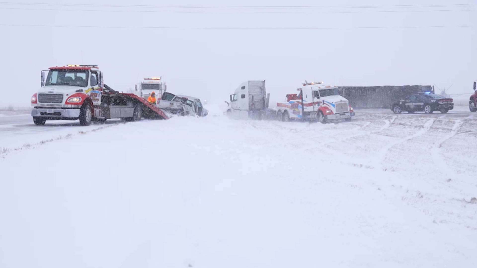 أحدثت فوضى وحوادث على طريق سريع.. شاهد ما تسببت به عاصفة ثلجية 2 أحدثت فوضى وحوادث على طريق سريع.. شاهد ما تسببت به عاصفة ثلجية
