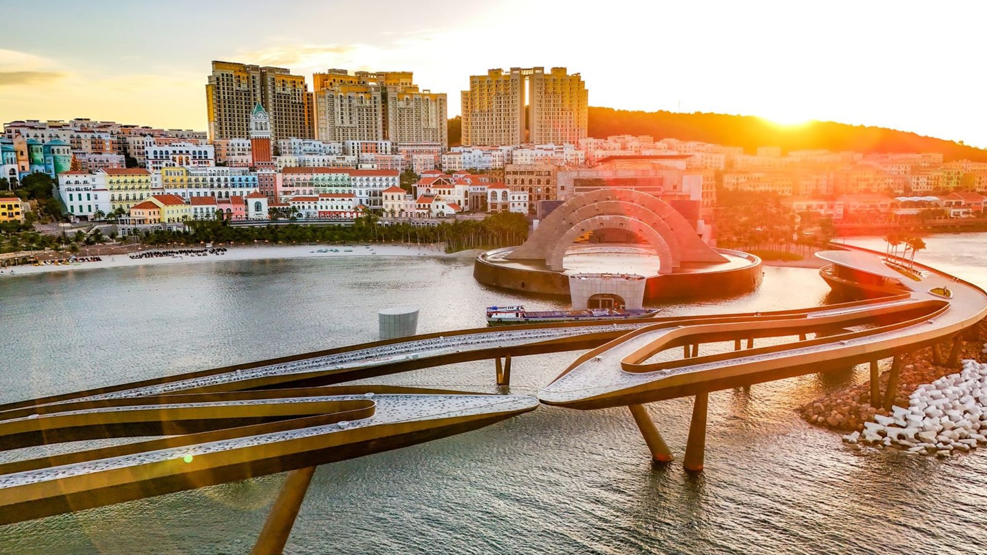 يُدعى "عرض زواج"..جسر جديد مُصمم للقُبَل وليس للعبور في فيتنام