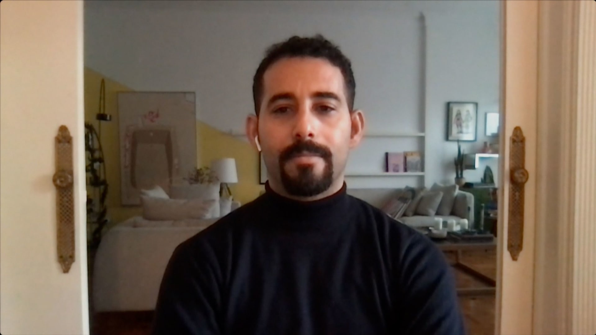 تعرية وتكبيل وعصب للأعين.. شاعر فلسطيني يشرح لـCNN تفاصيل احتجاز إسرائيل له