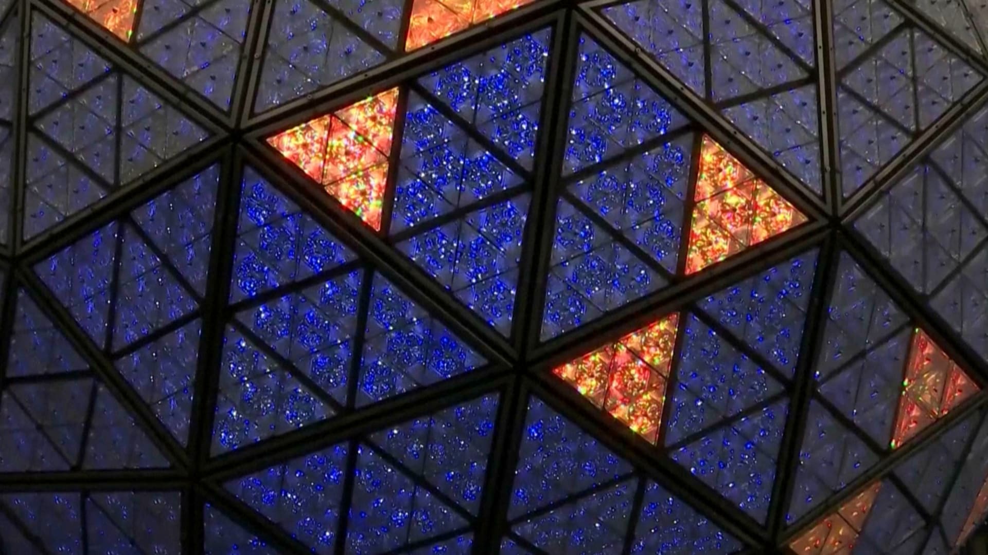 عام جديد وتصميم حديث.. شاهد كرة تايمز سكوير في نيويورك بمظهر مختلف