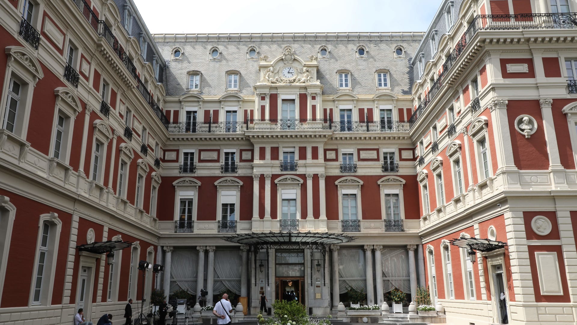 فيديو تعامل "فاحش" مزعوم لطاه مع مساعده بمطعم فاخر بفرنسا يشعل ضجة