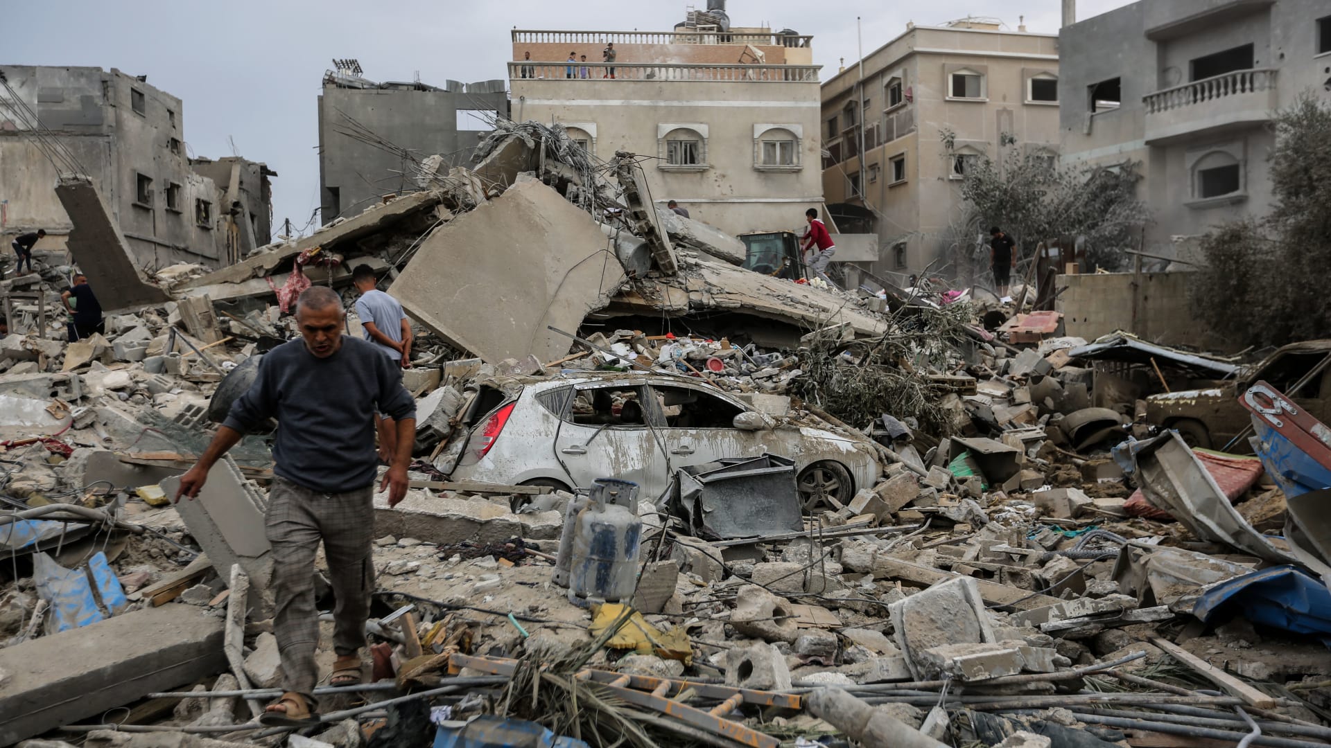 يبحثون عن طعام في غزة بيأس.. شاهد عشرات الأشخاص يعتلون شاحنتي مساعدات إغاثة