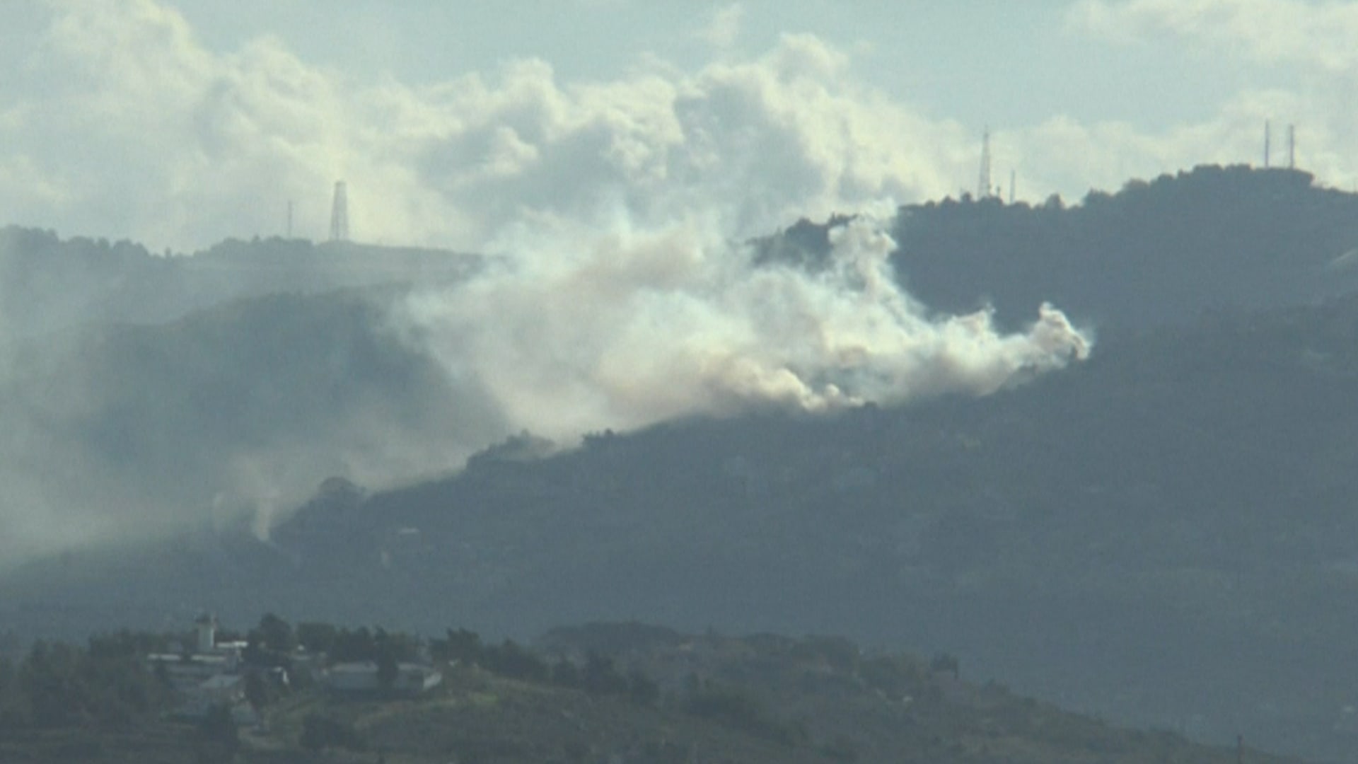 شاهد.. اشتباكات جديدة على الحدود بين لبنان وإسرائيل تهدد بتوسع الصراع