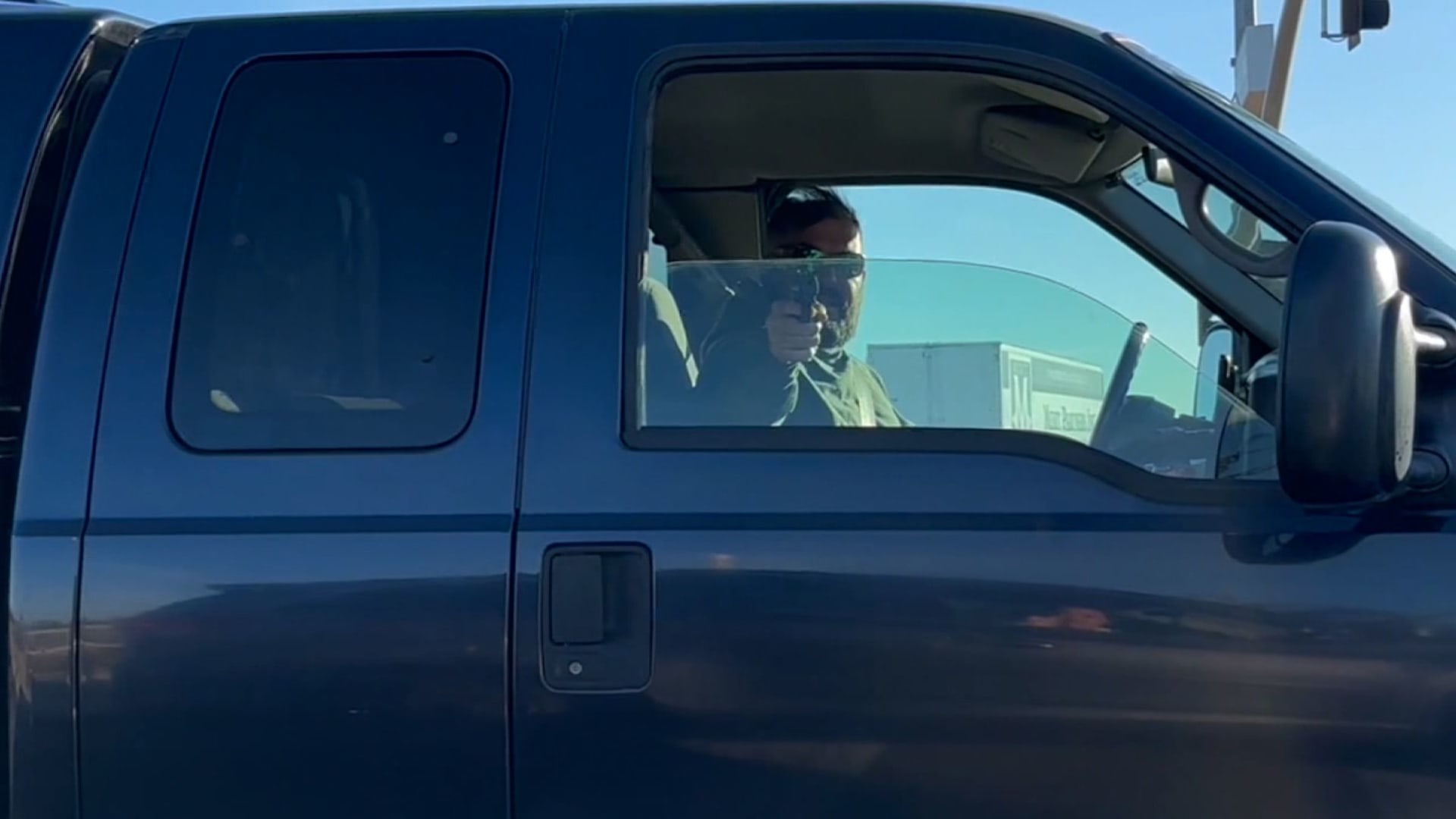 "هل تريدين الموت؟".. مراهقة تصور لحظة مرعبة واجهتها على طريق سريع بأمريكا 5 "هل تريدين الموت؟".. مراهقة تصور لحظة مرعبة واجهتها على طريق سريع بأمريكا