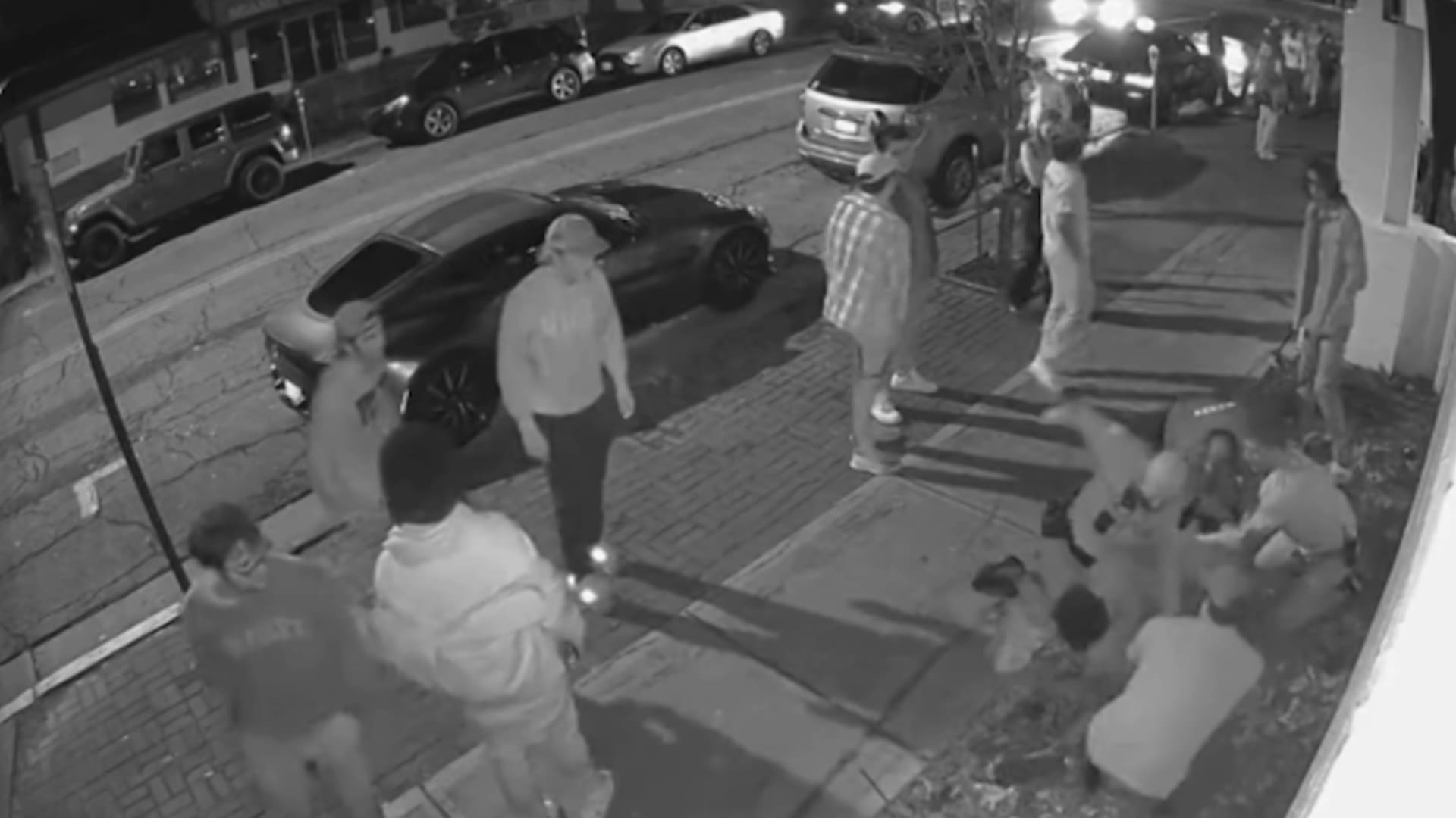 شاهد اندلاع شجار أمام حانة.. وكاميرا مراقبة ترصد ما فعله شرطي في المكان