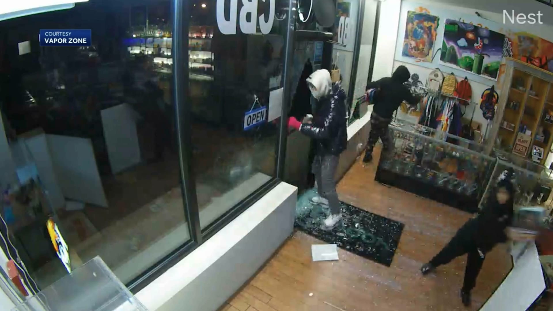 حطموا النوافذ والأبواب.. شاهد ما سرقه أطفال ومراهقون بعد اقتحام متجر