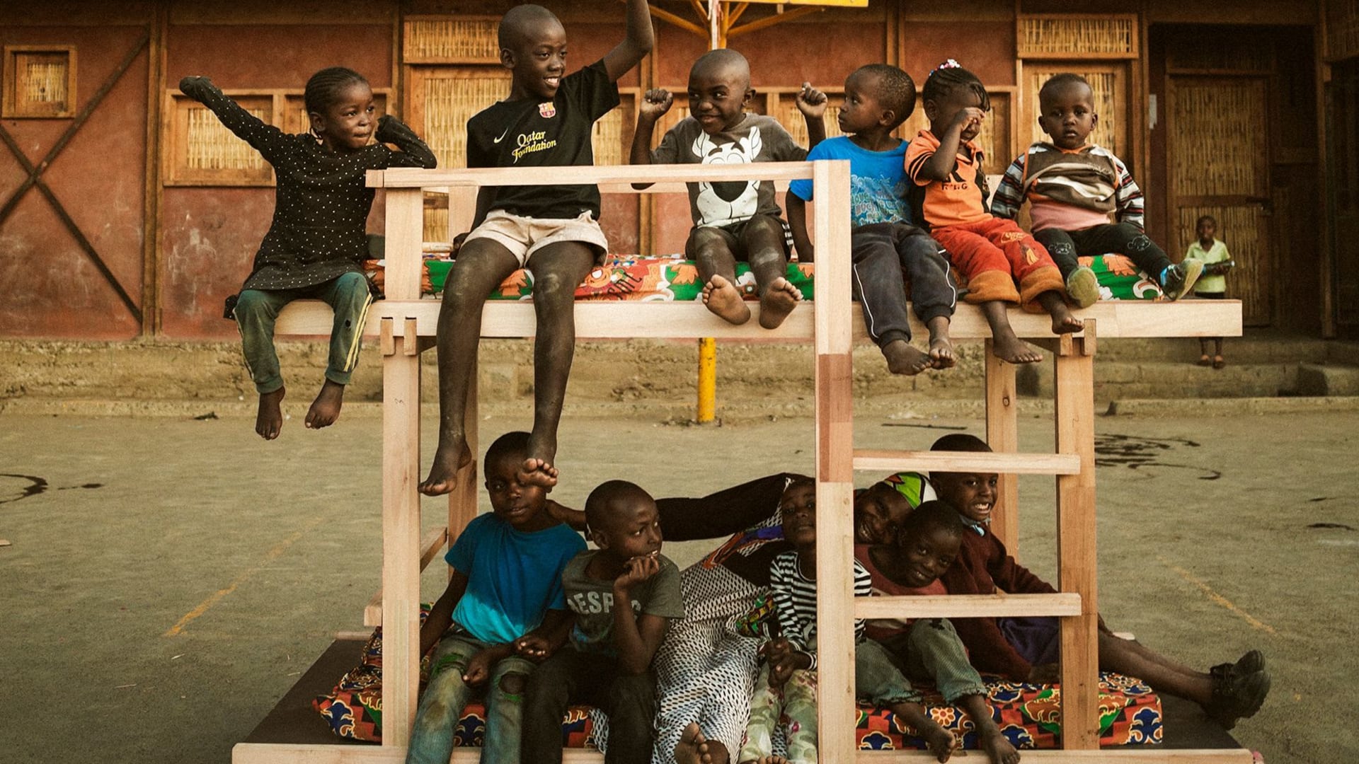 هذا المصمم يجلب الأثاث الإيطالي إلى أحد أقدم الأحياء الفقيرة في كينيا