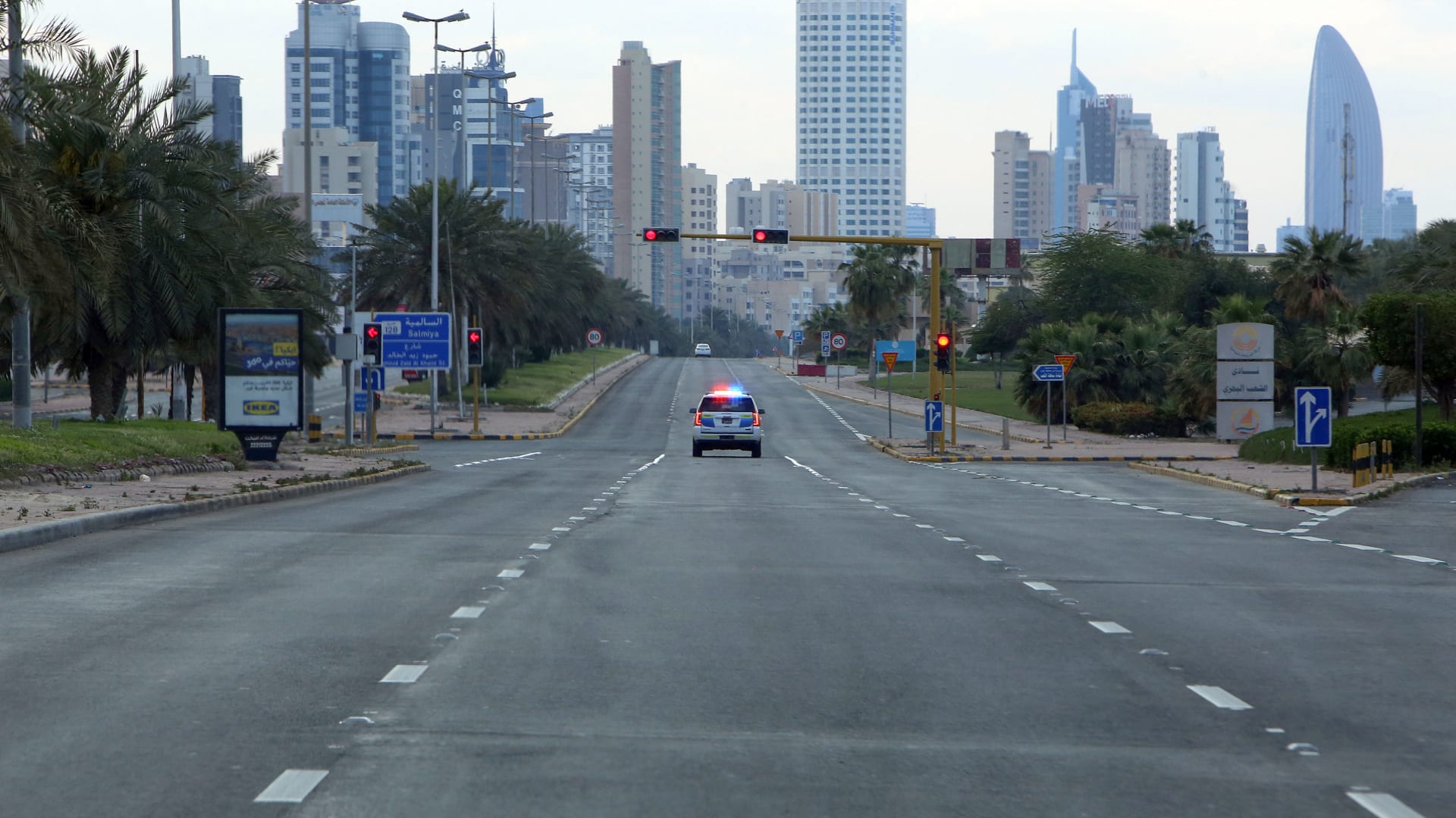 "أداروا مصنعا للخمور المحلية"..داخلية الكويت تضبط 100 برميل معبأة بالمواد الكحولية بحوزة 3 متهمين