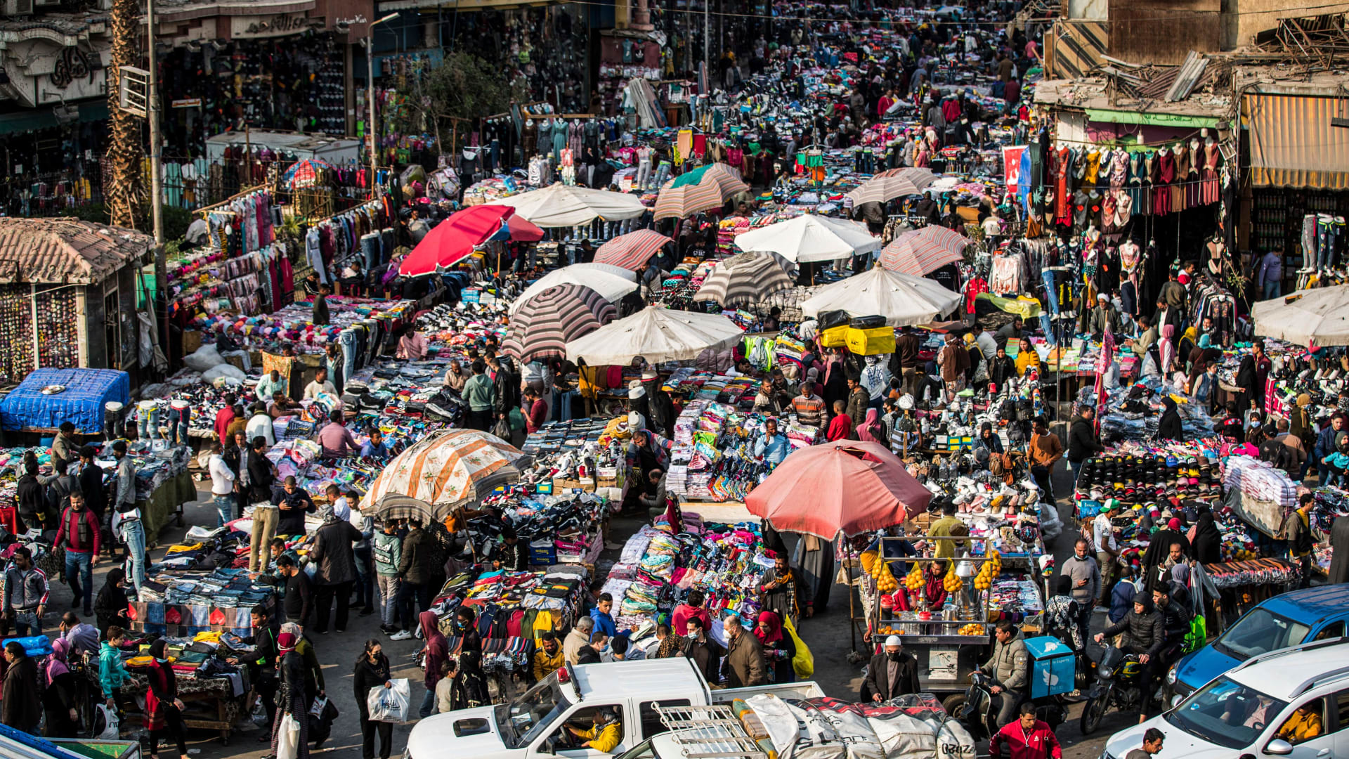 مصر.. الحكومة تحاول السيطرة على السوق بكتابة الأسعار على السلع.. وتذبذب تجارة الذهب بسبب المضاربات
