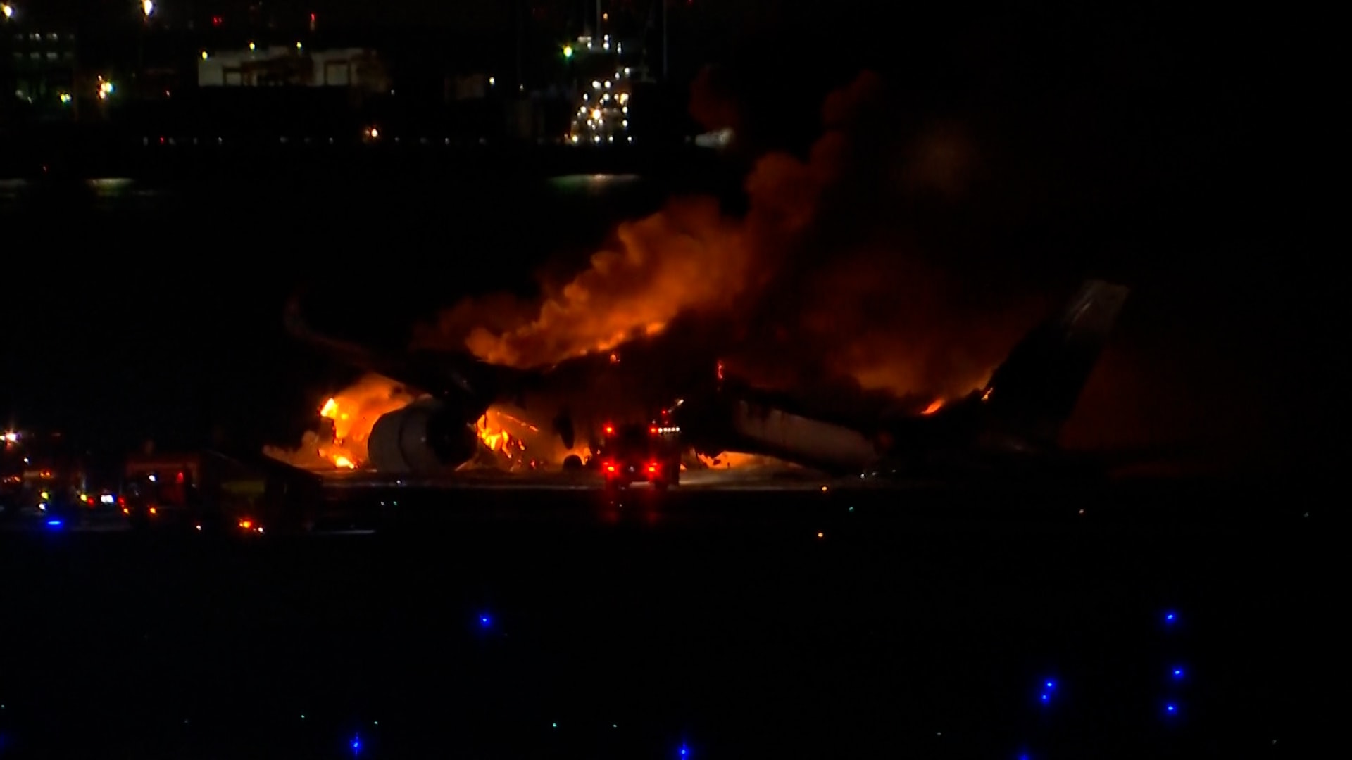 كاميرا ترصد الحريق الضخم الذي نشب بطائرة يابانية تحمل قرابة 400 راكب.. مراسل CNN يشرح التفاصيل