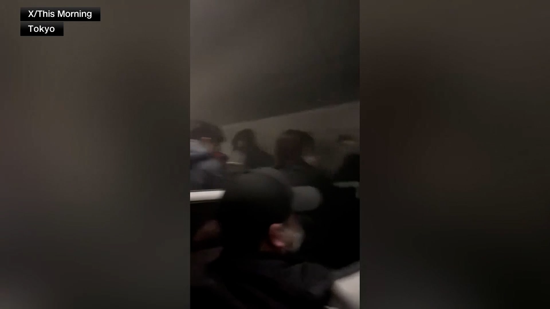 تحولت إلى كرة لهب.. شاهد لحظة التهام النيران للطائرة اليابانية قبل خروج الركاب