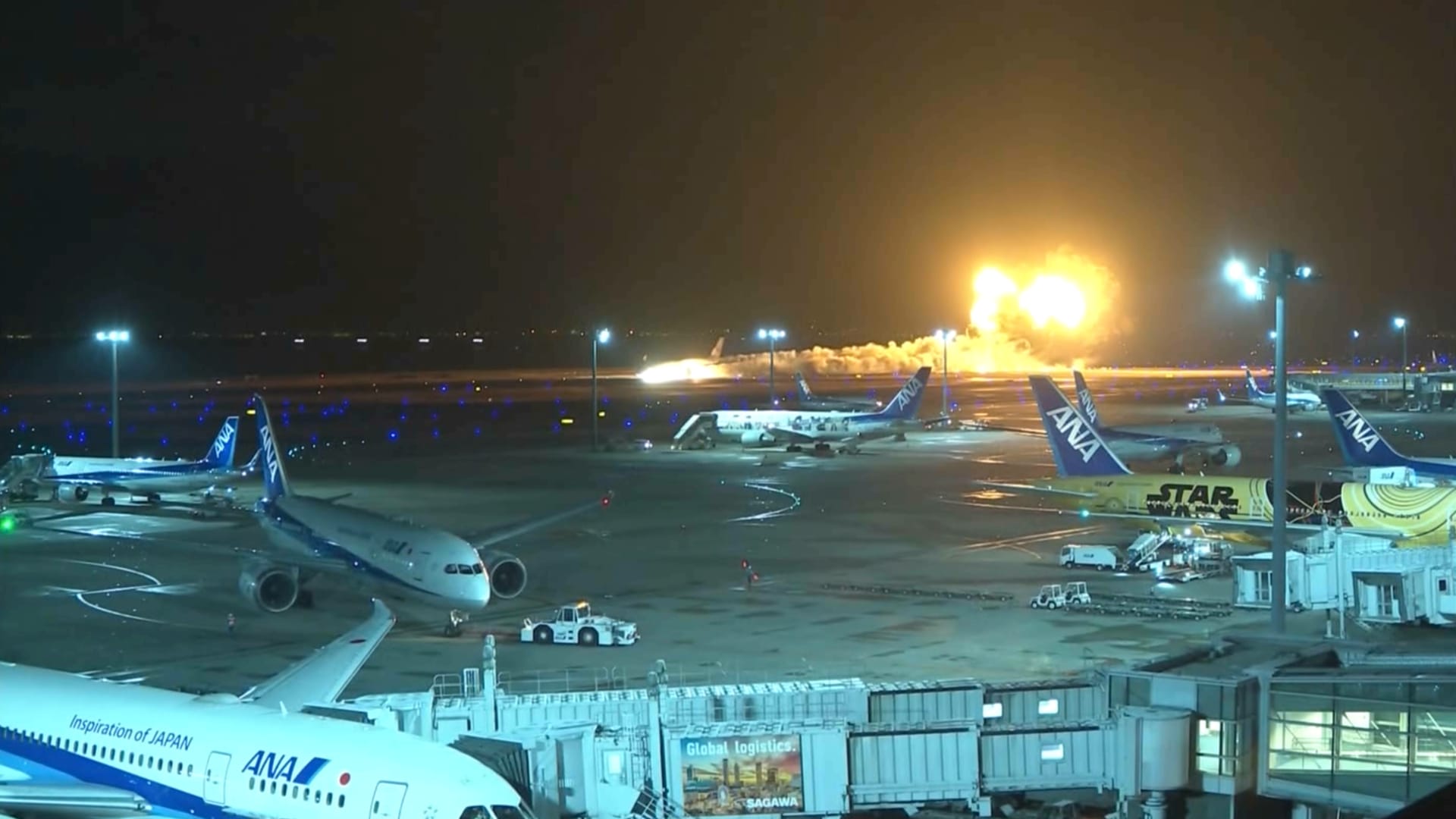 كان على متن إحداها 400 راكب.. فيديو يُظهر لحظة تصادم طائرتين واشتعالهما بالنيران