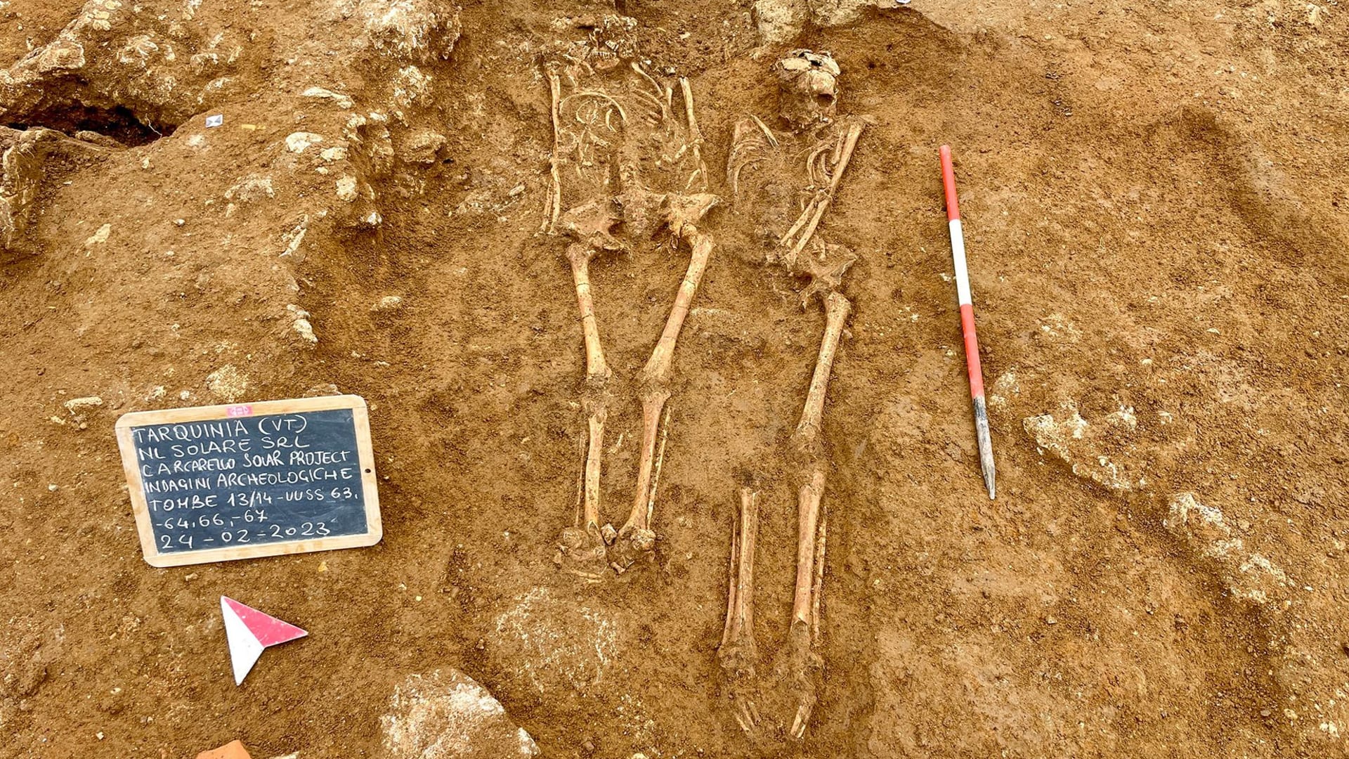 لا تزال بأحذيتها ومجوهراتها الباهظة.. اكتشاف هياكل عظمية قديمة حيرت العلماء في إيطاليا