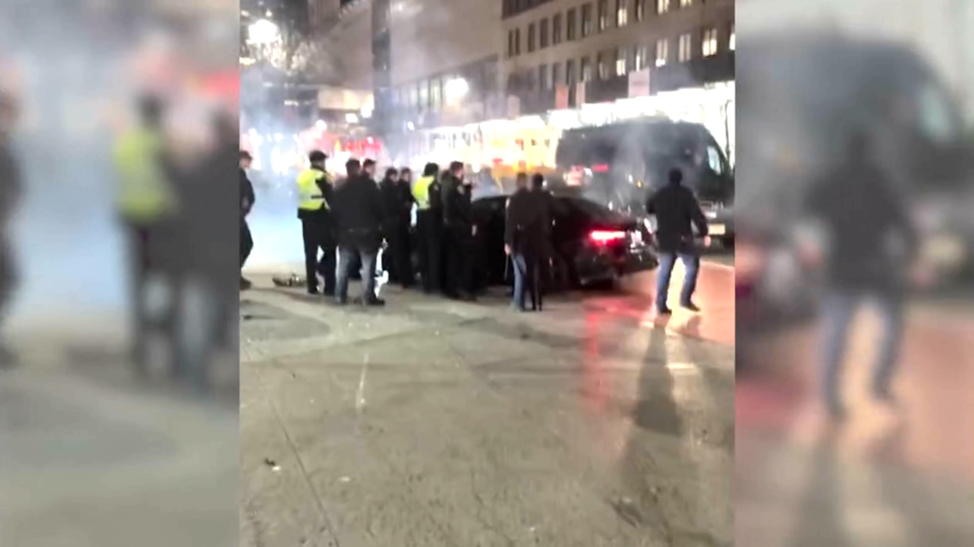 أحاط به الضباط ومنعوه من الهرب..كاميرا تُظهر سائق سيارة يصدم واجهة مطعم وأشخاصًأ في الطريق