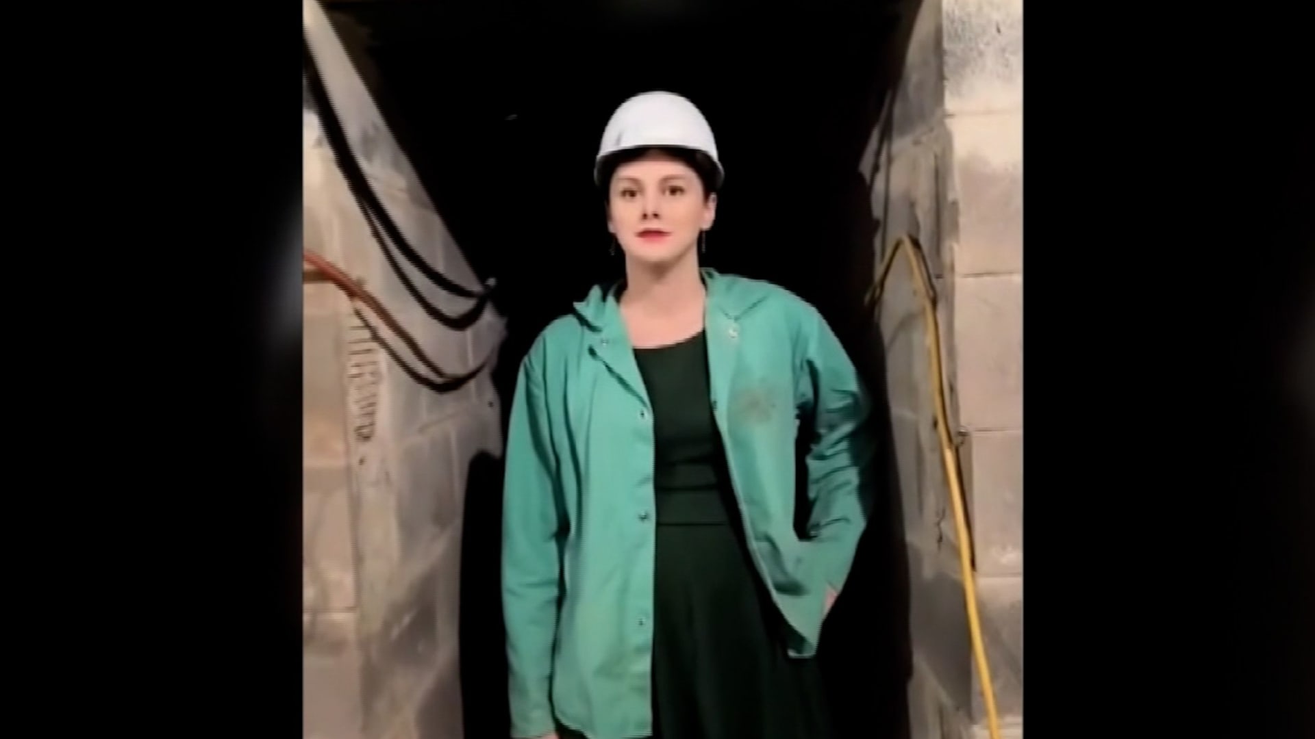 "كالا، فتاة العلم".. شابة تلقى رواجًا كبيرًا على "تيك توك" لحفرها نفقًا تحت منزلها