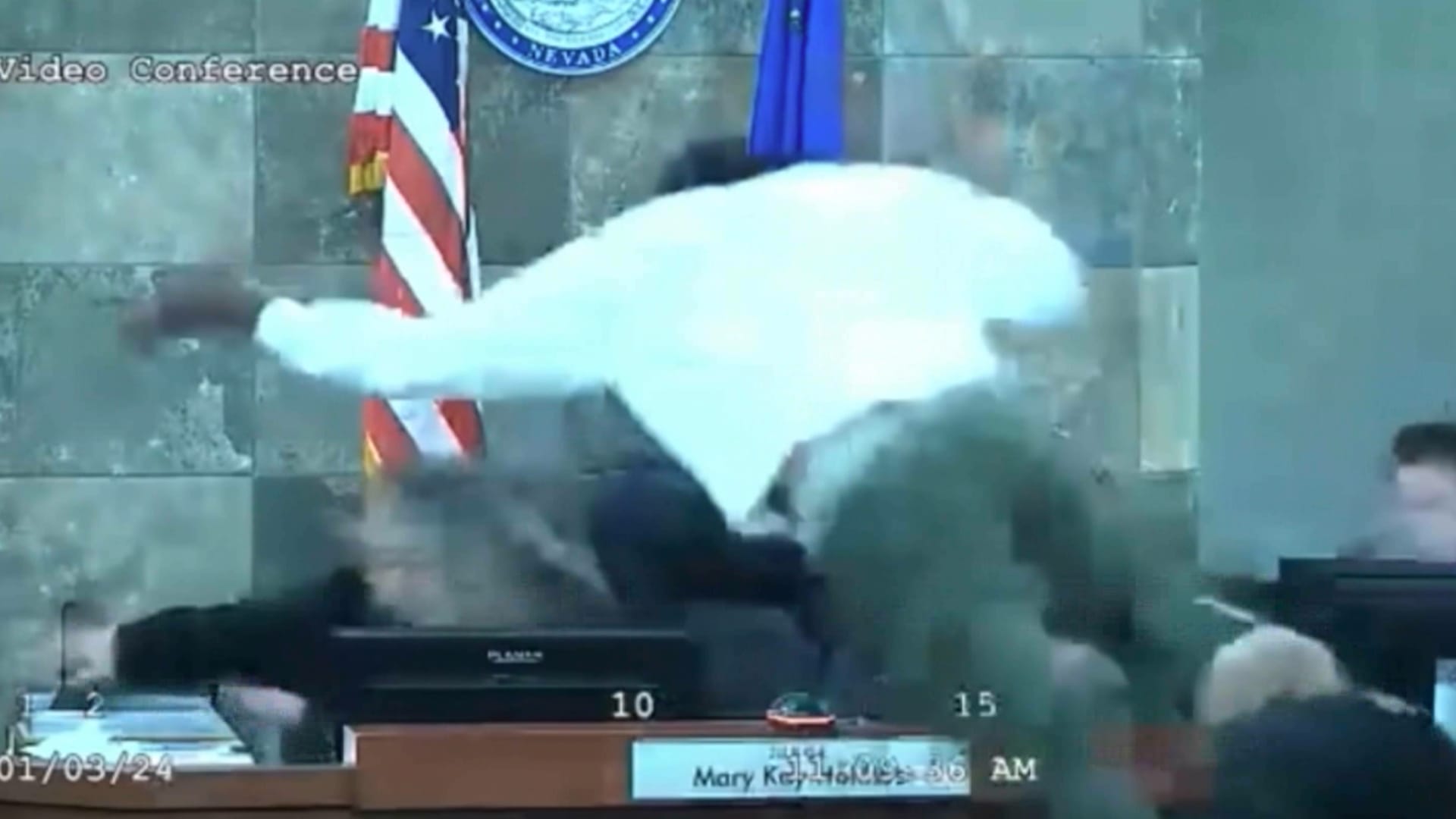 انقض عليها بشكل مفاجئ.. شاهد لحظة قفز متهم على قاضي المحكمة وراء طاولتها