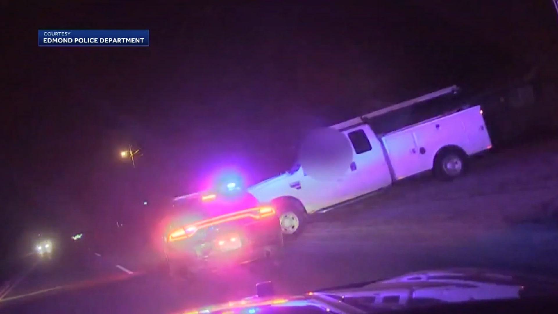 صعقها وتمكن من اعتقالها.. شاهد كيف انتهت مطاردة الشرطة لامرأة سرقت شاحنة صيانة