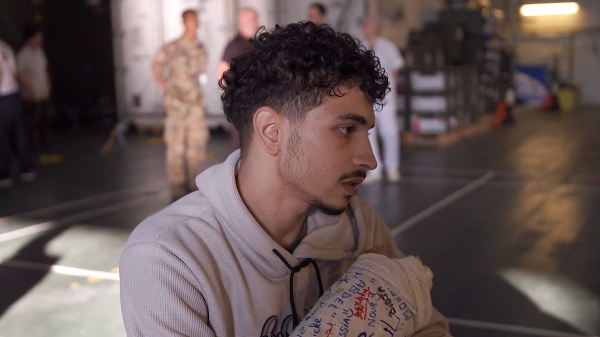 "أريد أن أموت في غزة".. CNN تتحدث إلى جرحى فلسطينيين على متن مستشفى ميداني بسفينة فرنسية