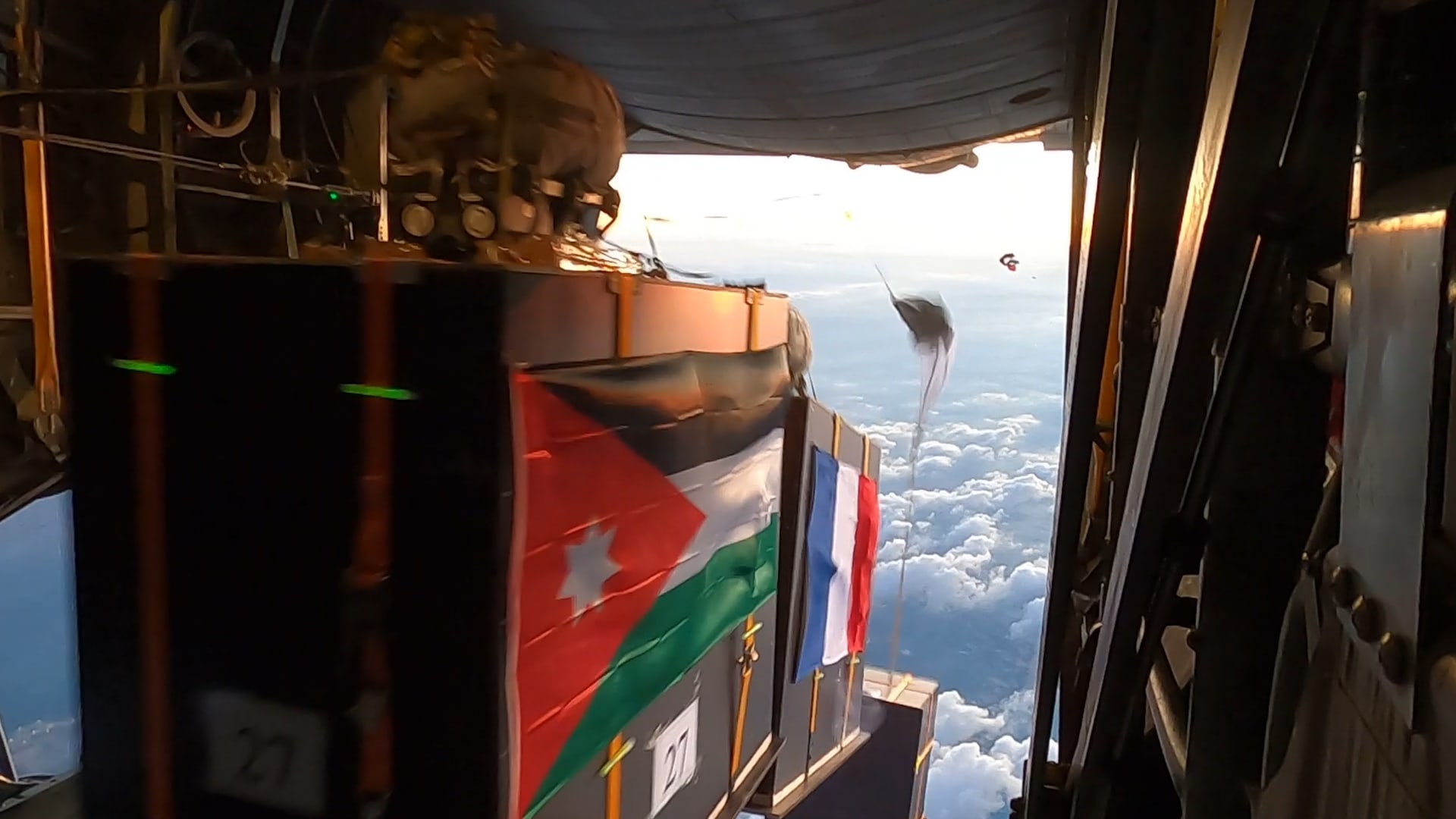 شاهد.. CNN بالعربية ترصد عملية إنزال مساعدات أردنية-فرنسية مشتركة على غزة