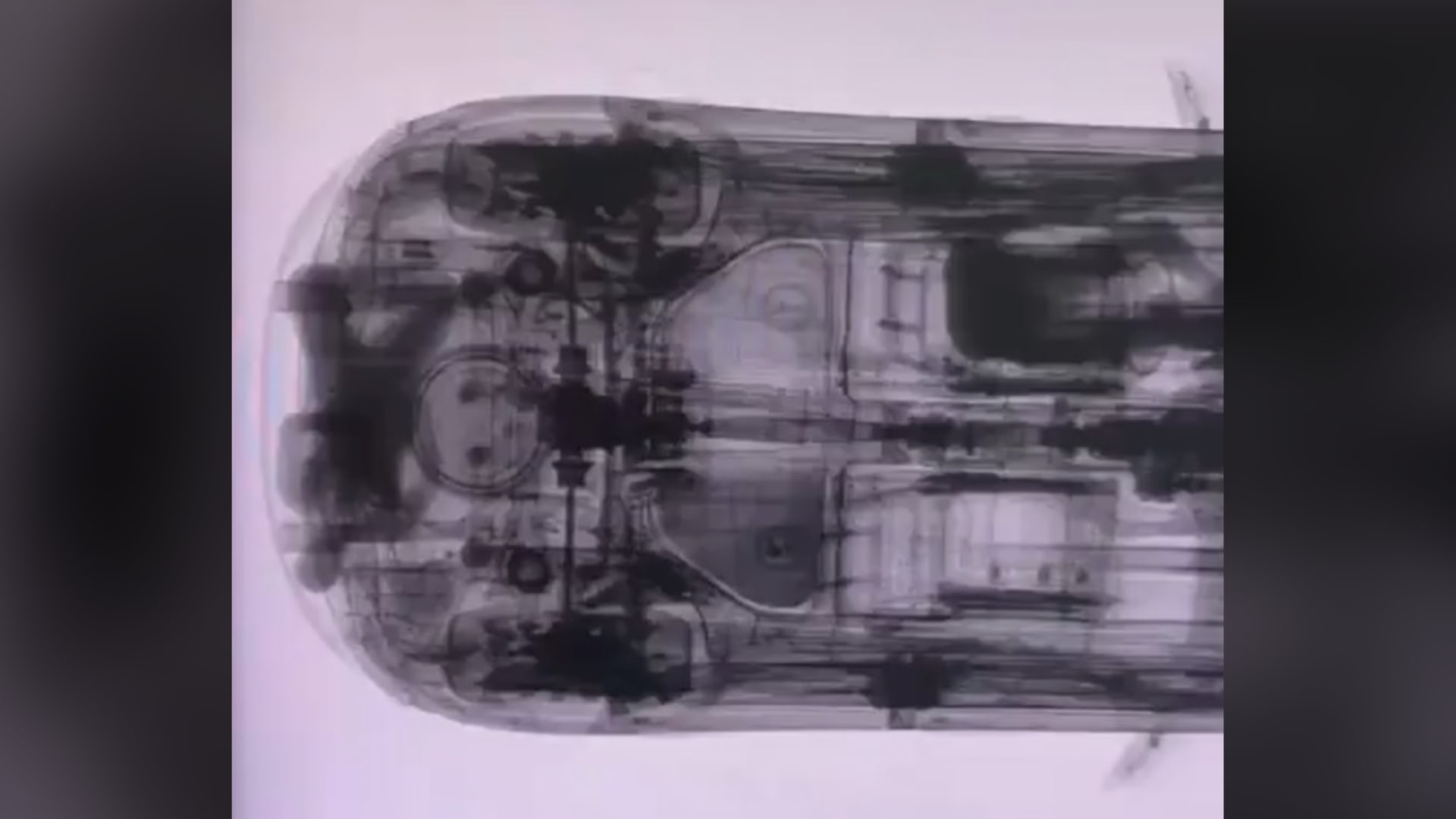 حاولا الاختباء بـ"طريقة احترافية".. جمارك الشارقة تحبط تهريب متسللين اثنين