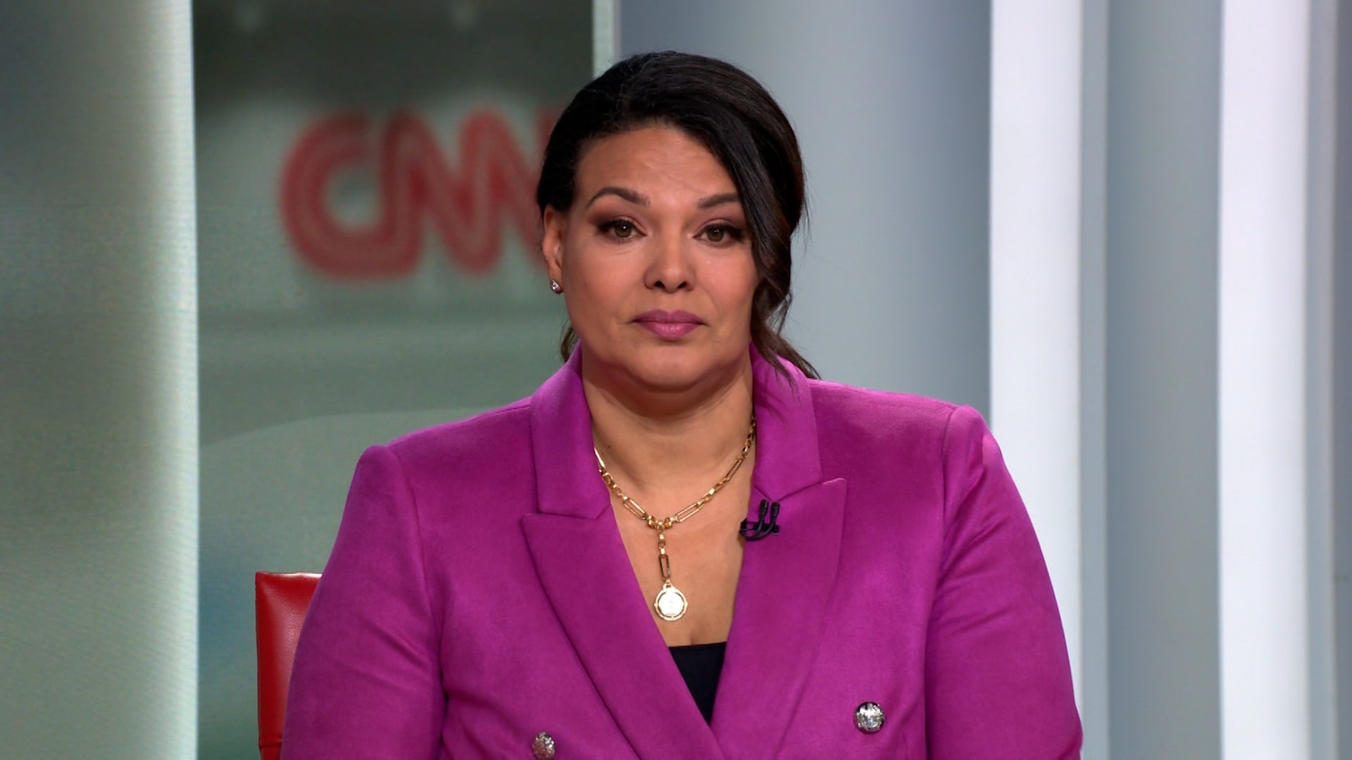 لم تتمالك دموعها.. مذيعة CNN تشارك على الهواء مباشرة خبر تشخيص إصابتها بسرطان الثدي